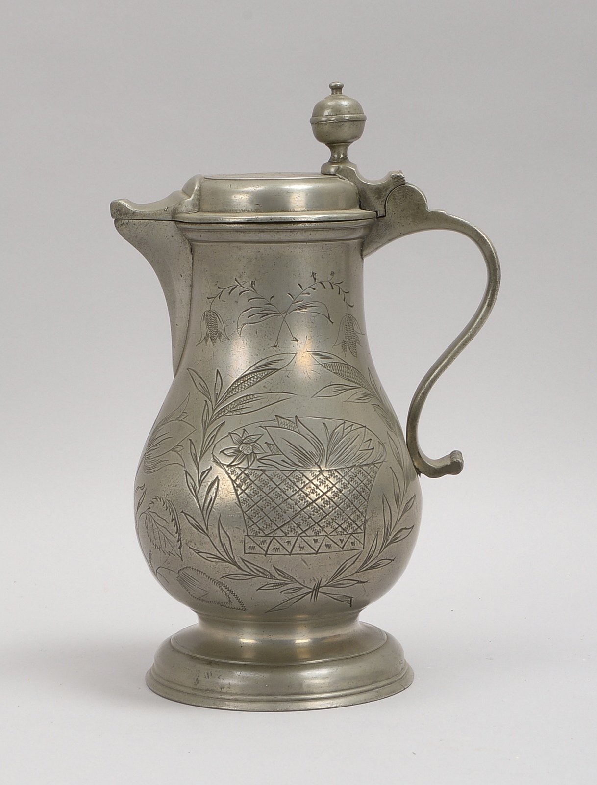 Schnabelkrug (Meister 'J.M.T.', 1808), Zinn, flor. Gravurdekor, Bandhenkel und scharn. Deckel