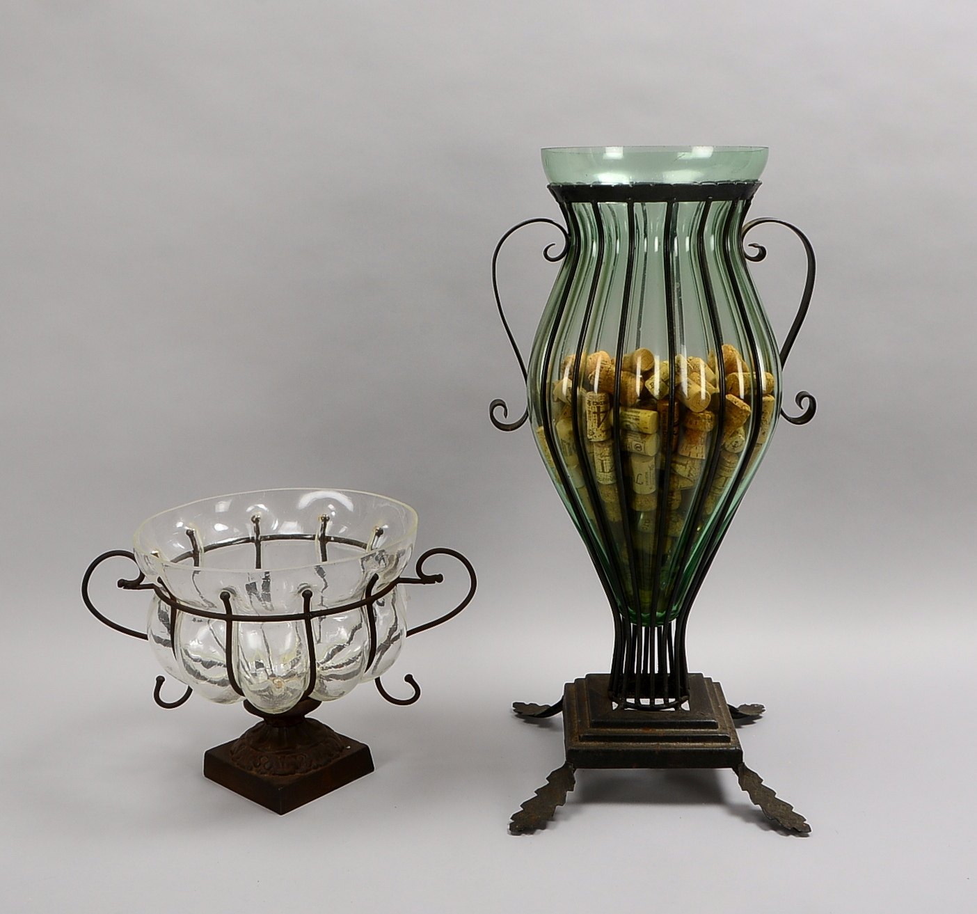 2 Tischvasen, Glasgefäße in Eisen-Halterungen; 1x Höhe 29 cm, 1x Höhe 67 cm