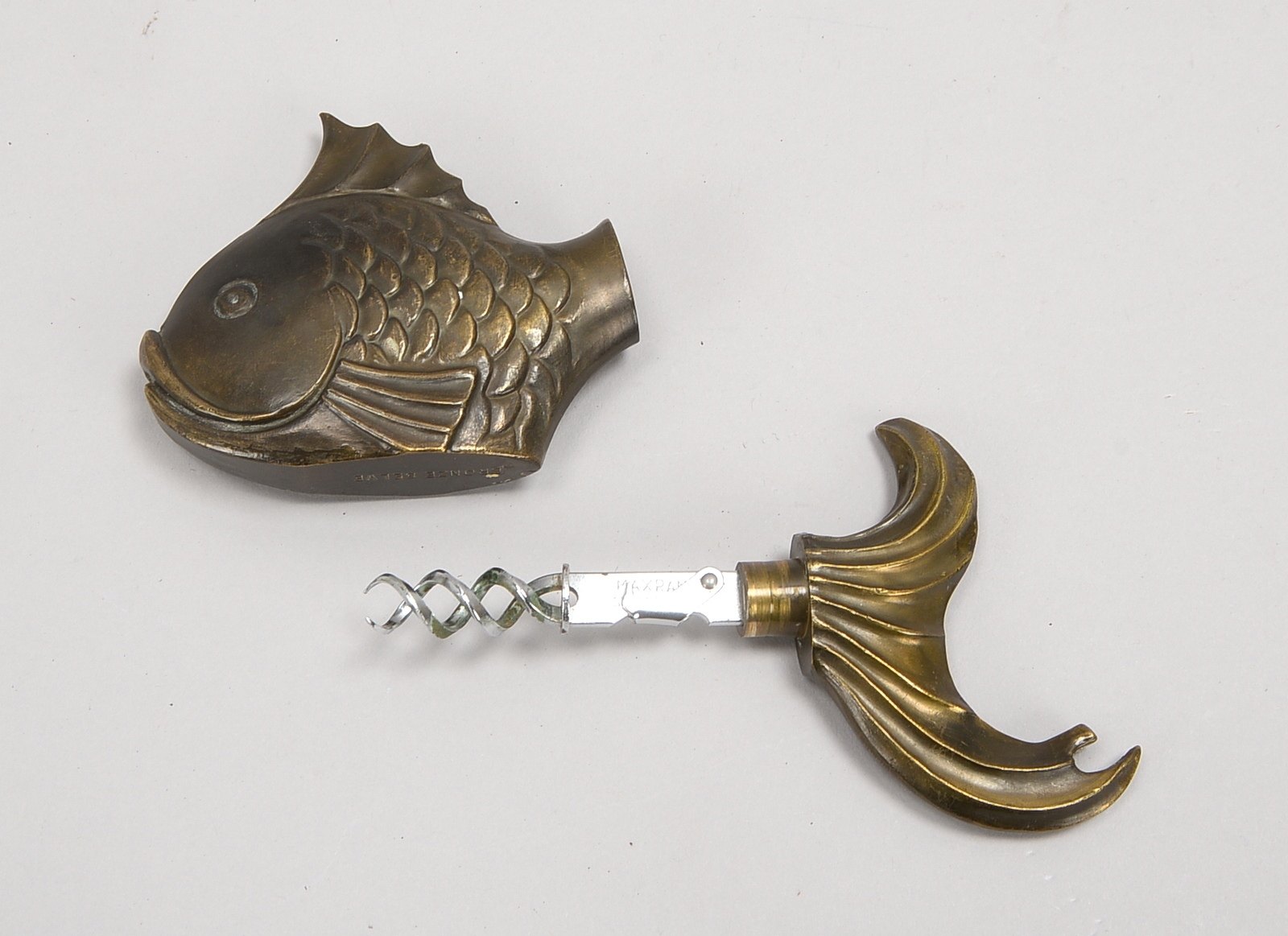 Figürl. Korkenzieher, Bronze, Fischform/2-tlg., mit Doppelhelix; Länge 15 cm