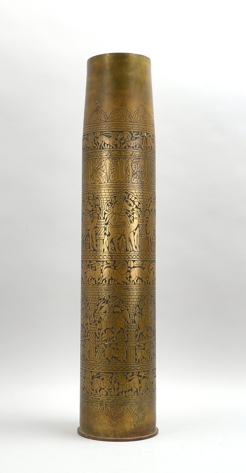 Gr. Patronenhülse, Metall pat., grav. 'Reiterszenen'/arab. Schrift; Höhe 84,5 cm