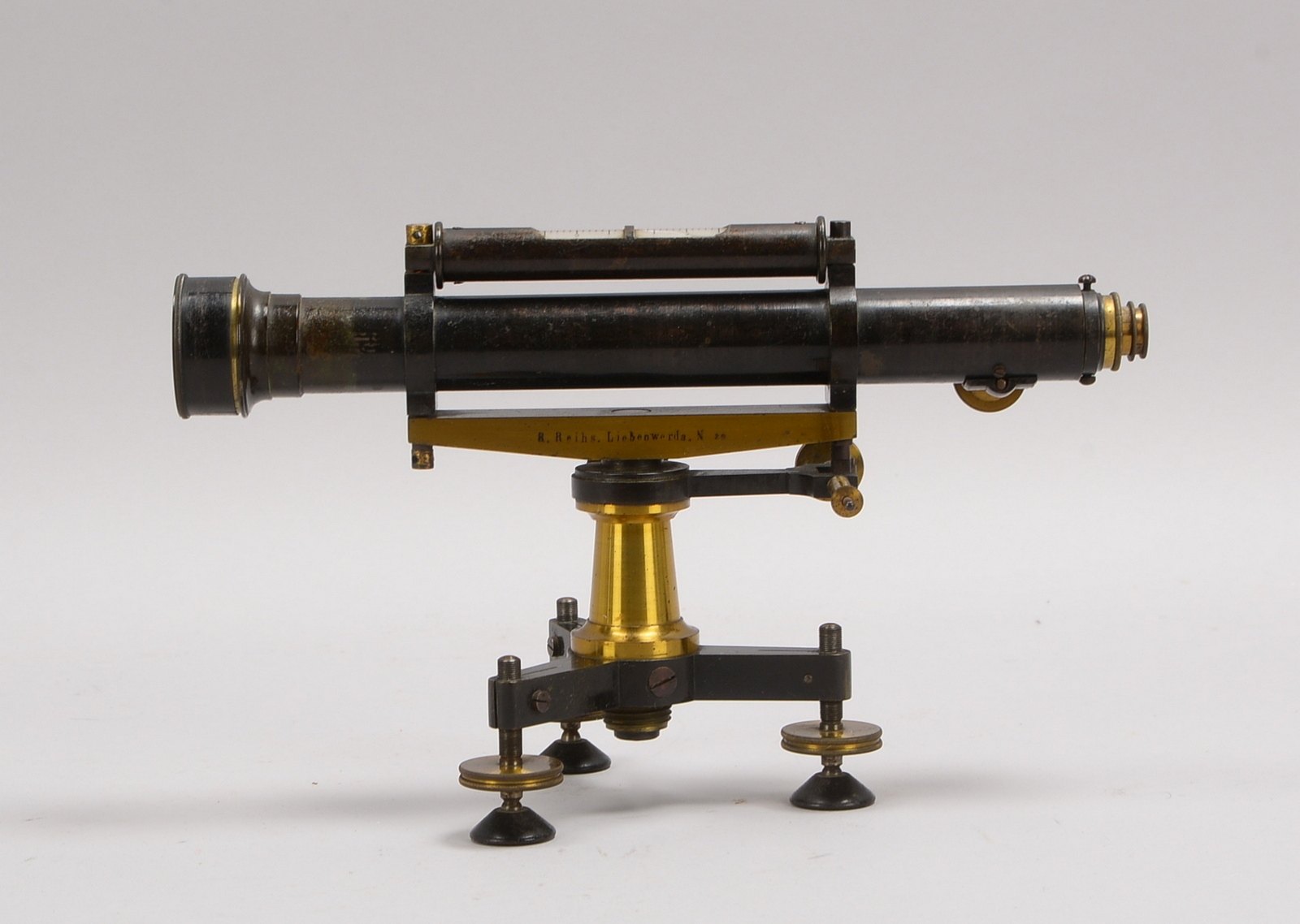 Nivelliergerät, 'R. Reiss/Liebenwerda, No. 20', mit Wasserwaage, auf Stand