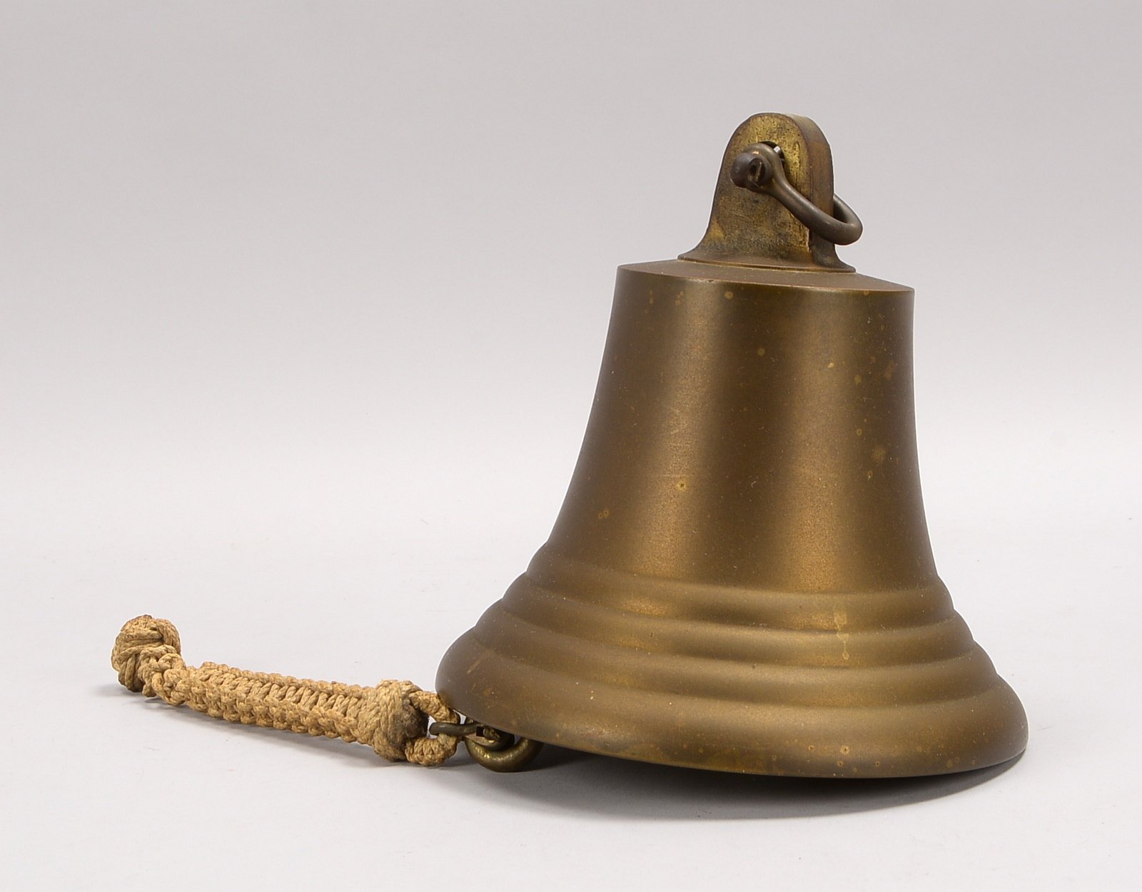 Schiffsglocke, Messing, mit Makramee; Durchmesser Ø 23 cm, Gew. ca. 5,5 g