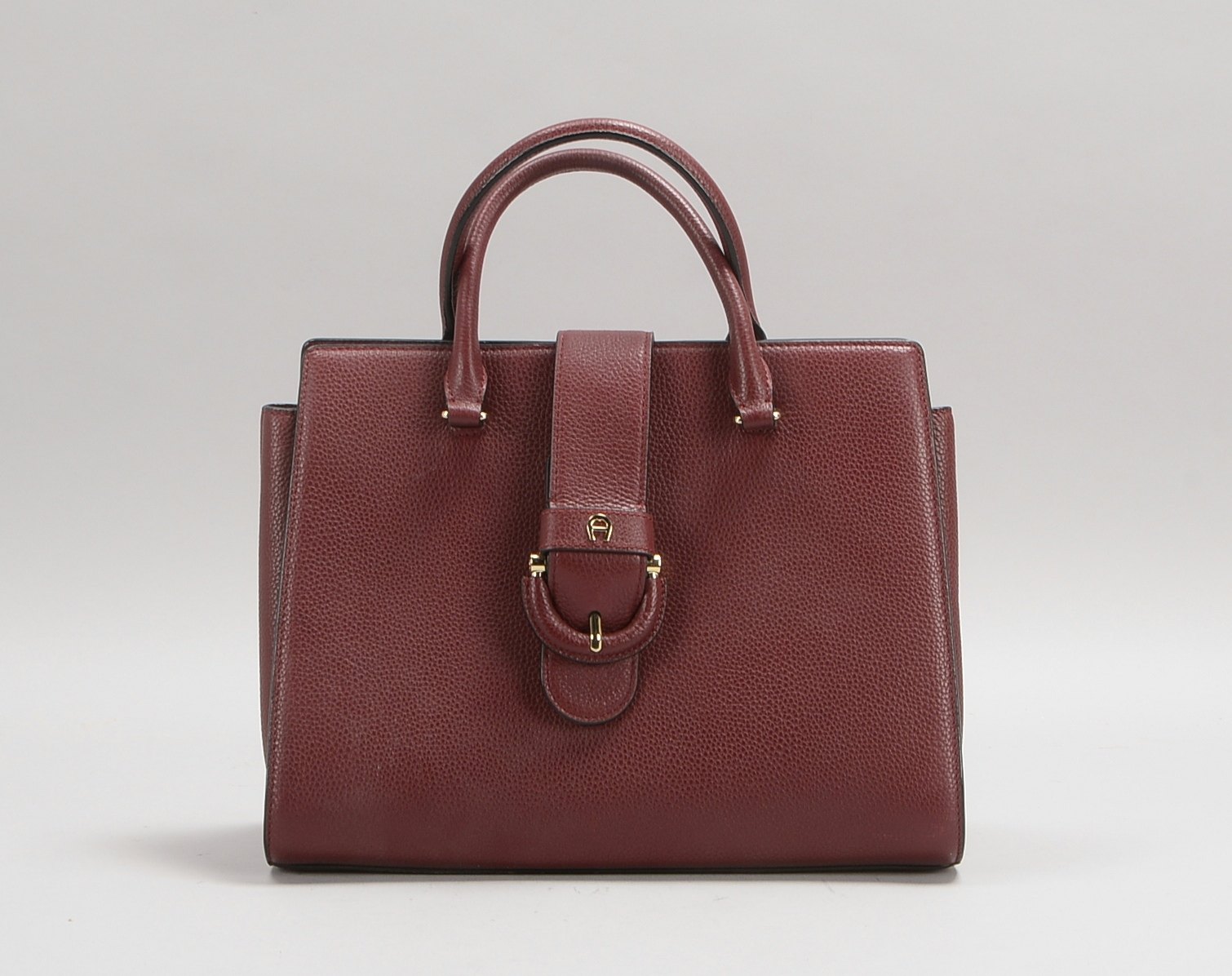 Aigner-Abendtasche, bordeauxrotes Leder - neuwertig; Maße/ohne Riemen: 25 x 32 cm