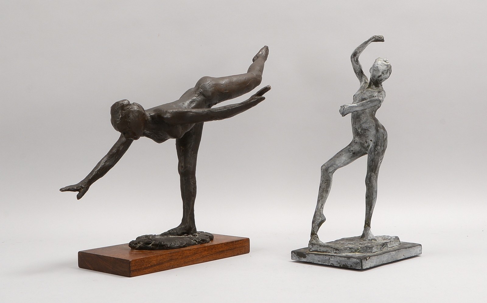 Paar Museumsrepliken nach Edgar Degas, 'Ballerinen', jeweils bronziert, auf Sockel