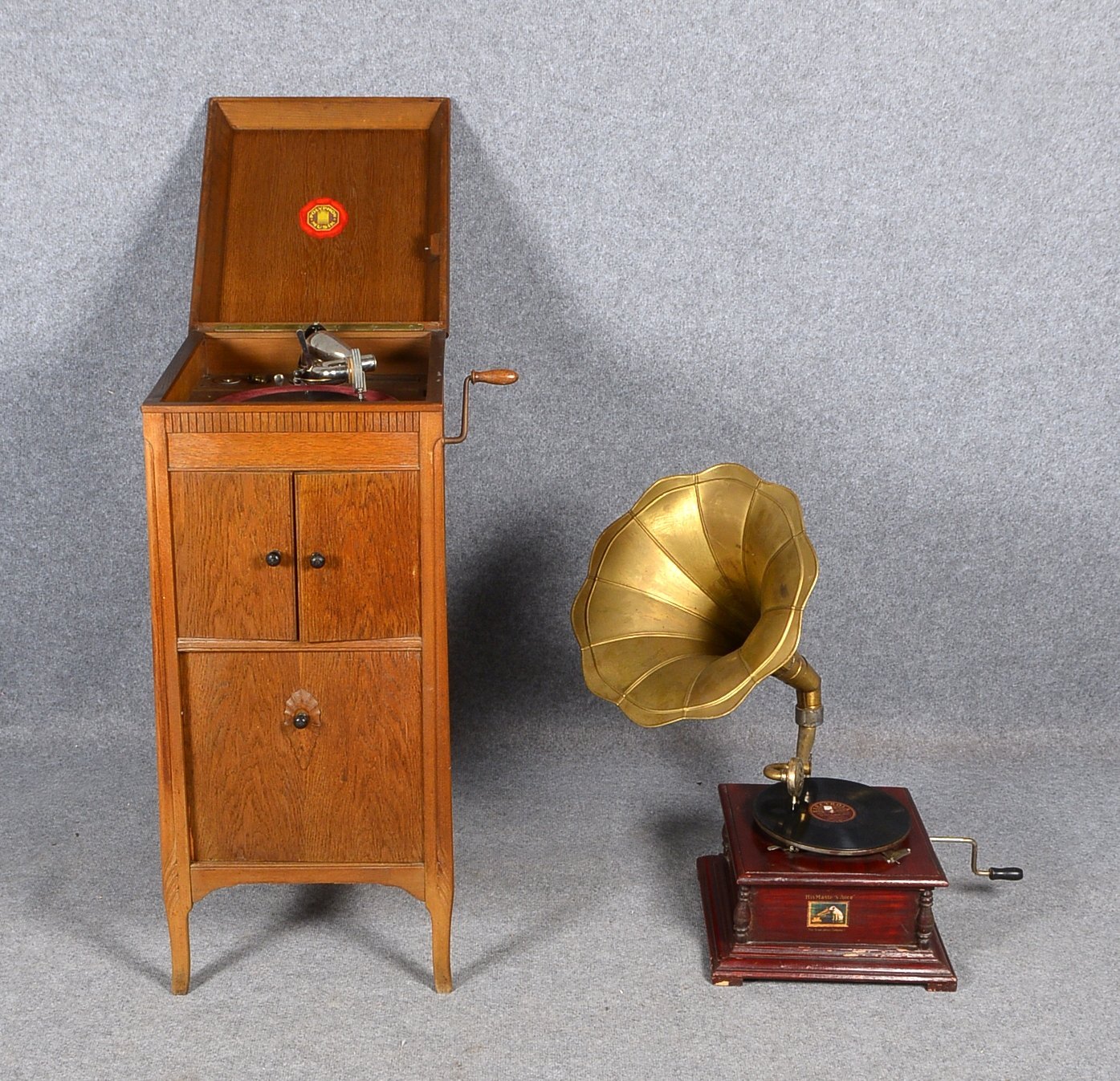 2 antike Grammofone, jeweils mit Kurbel: 1 Schrank- und 1 Trichtergrammofon