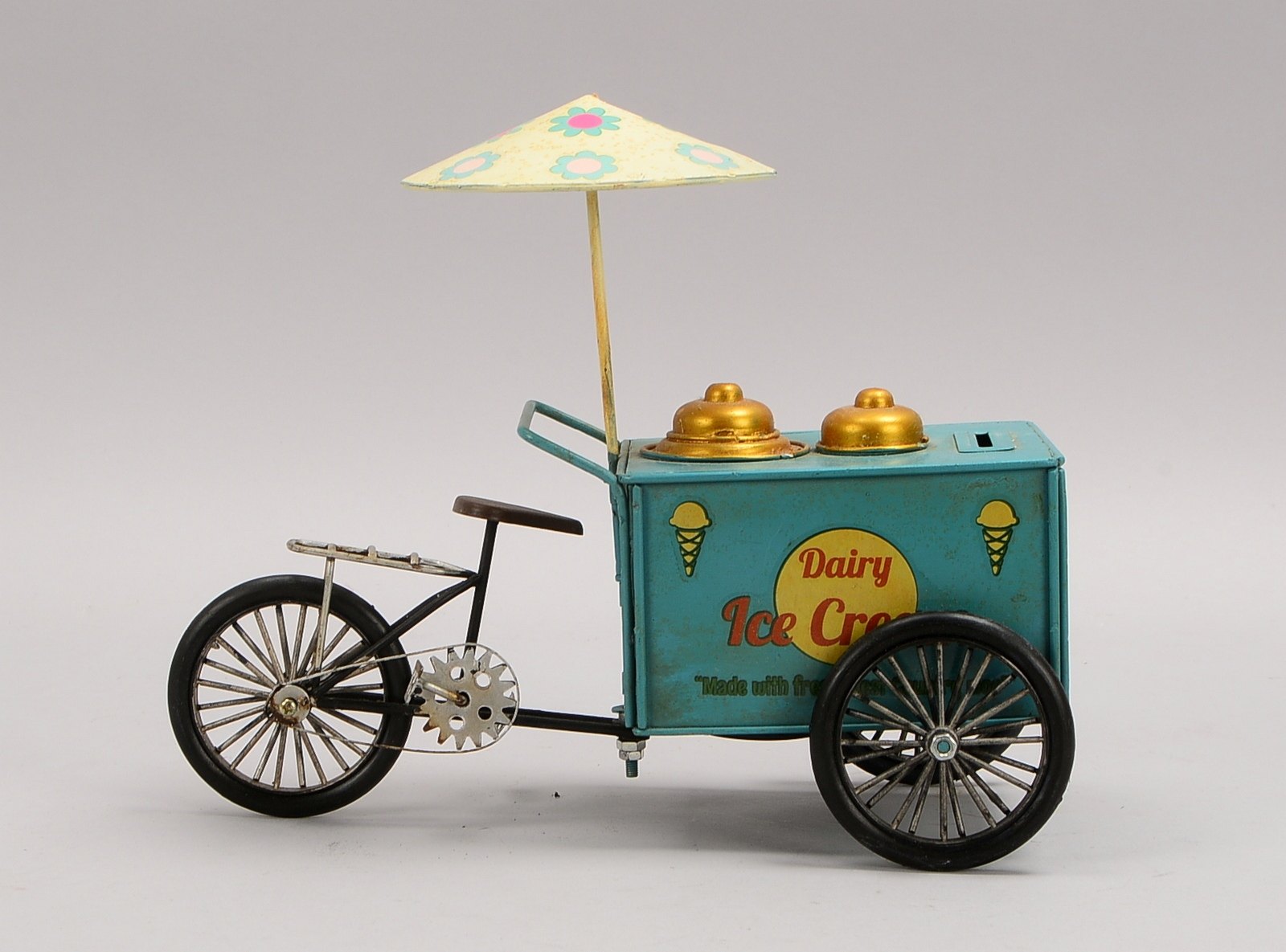 Figürl. Spardose, alt, 'Eiswagen', Blech und Kunststoff; Höhe 22 cm, Länge 25 cm