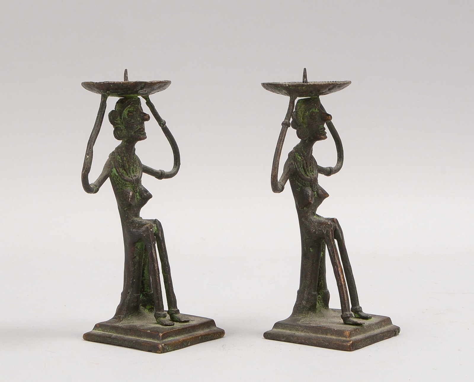 2 figürl. Kerzenhalter (Benin), Bronze, Schaft in Gestalt sitzender Frau; Höhe 18 cm