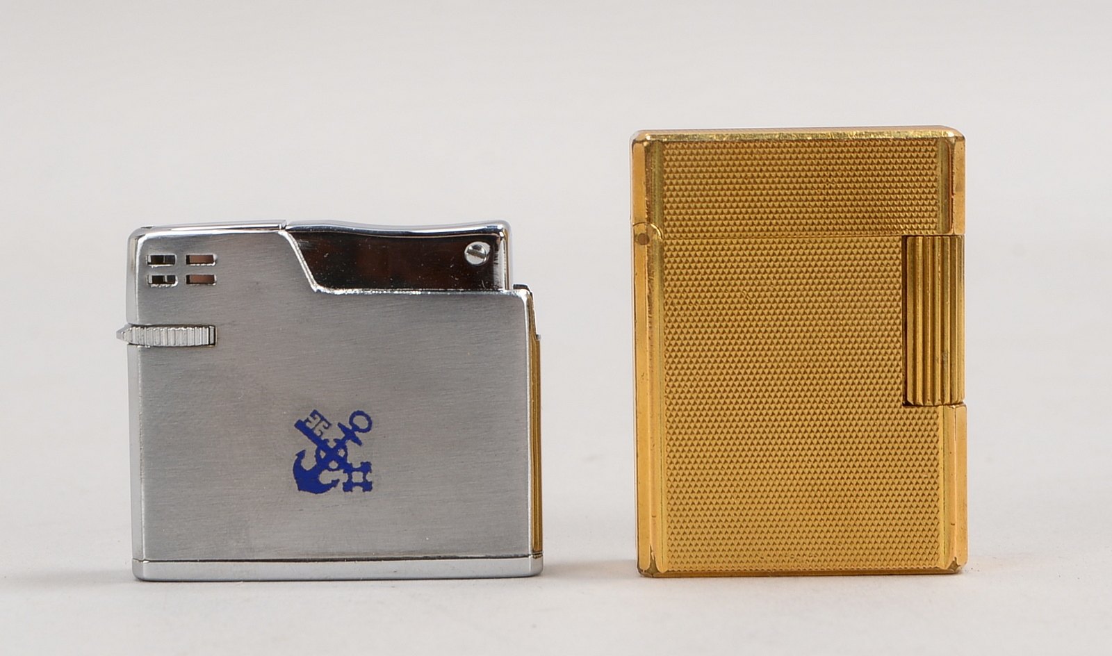 2 Sammler-Feuerzeuge: 1x Dupont, und 1x Standard, mit NDL-Emblem - im Etui