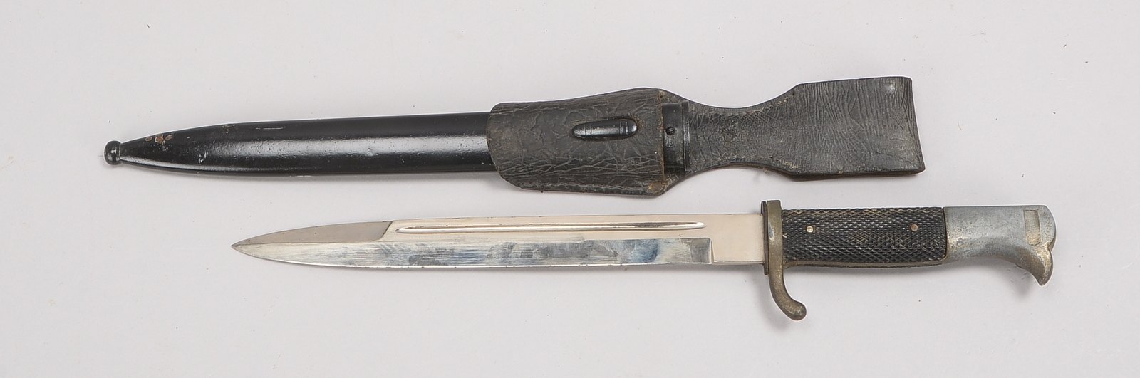 Seitengewehr/Bajonett (Hersteller 'WKC'), mit Koppelschutz, in Scheide; Länge 37 cm