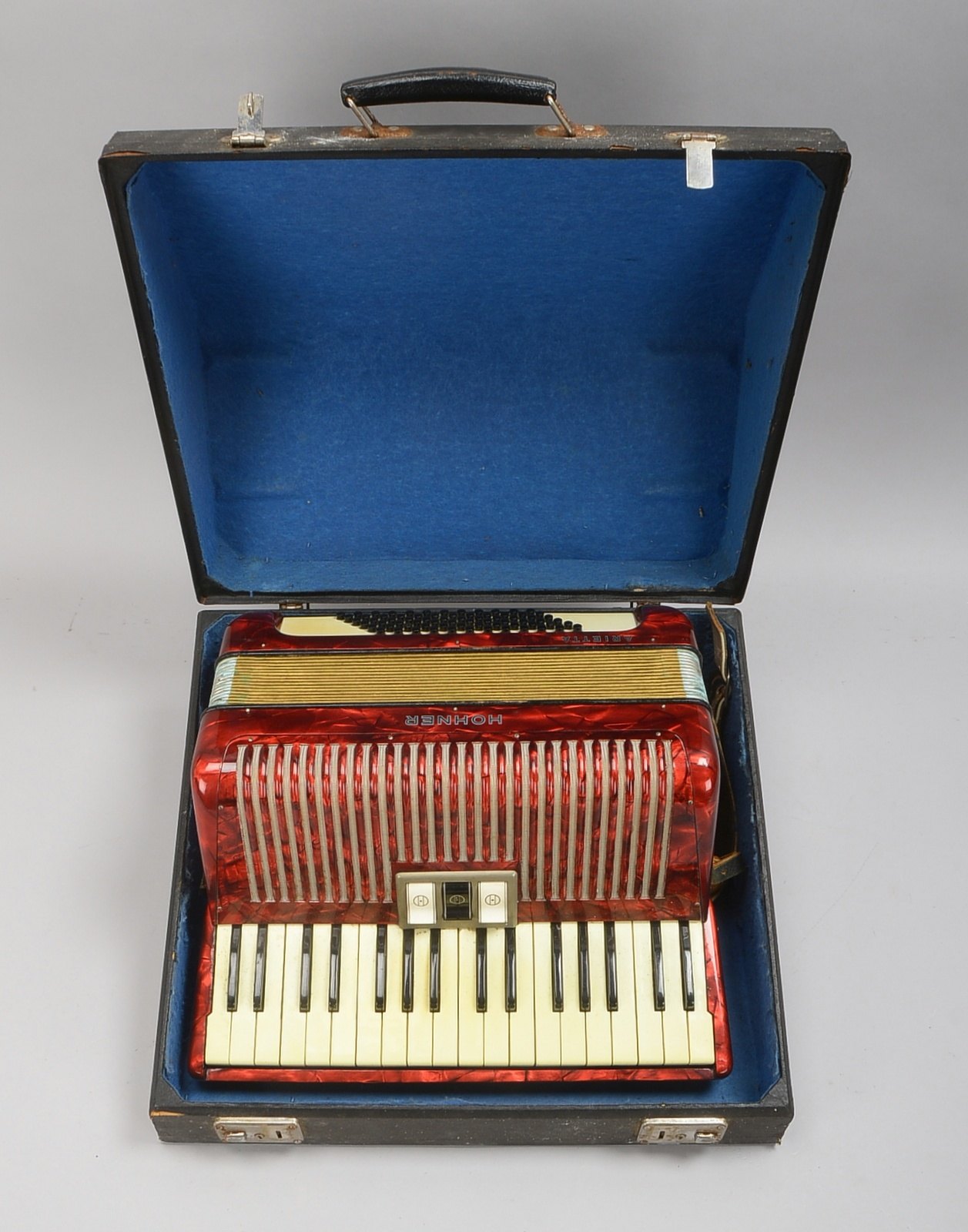 Akkordeon, Hohner 'Arietta', im Koffer - ungeprüft; Höhe 38 cm, Breite 41 cm, Tiefe 22