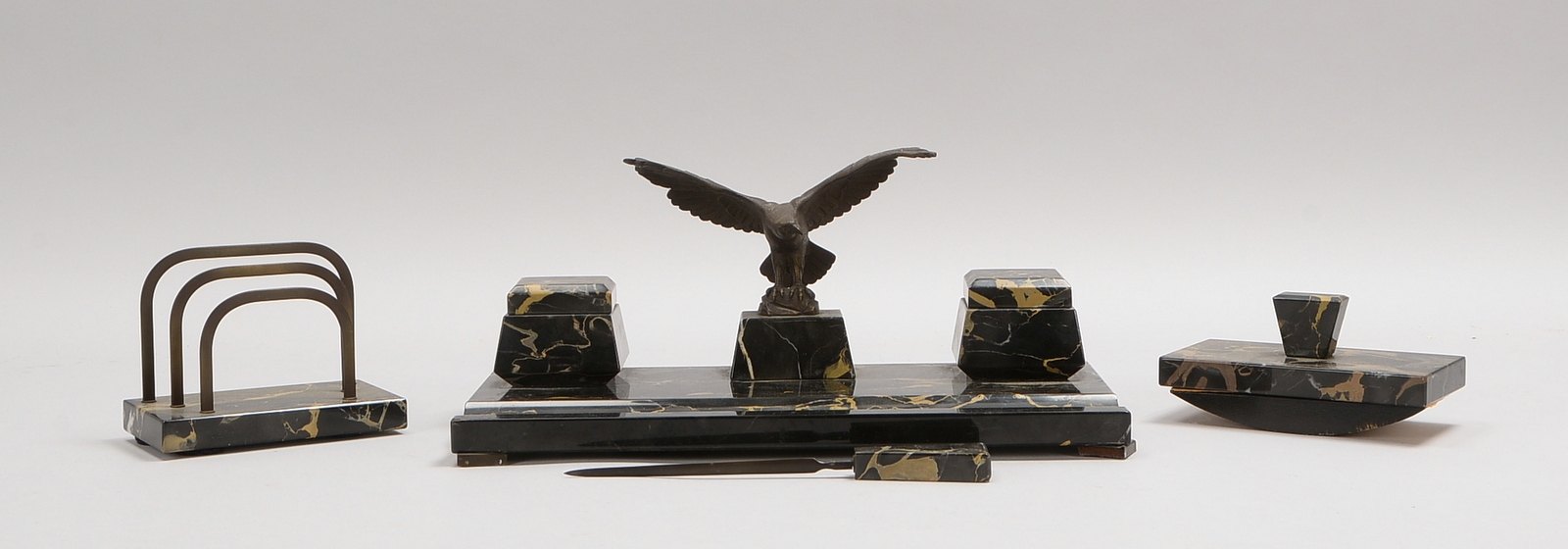 Schreibtisch-Utensilo, schwarz-brauner Marmor, mit Bronze-Appl. ('Adler'), 2x Porz.-Einsätze