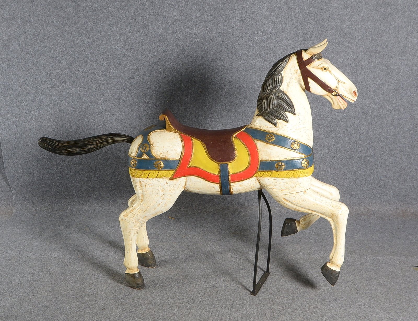 Holzfigur, 'Karussellpferd', Holz mehrf. gefasst, auf Metallstand; Höhe 120 cm, Länge 146 cm