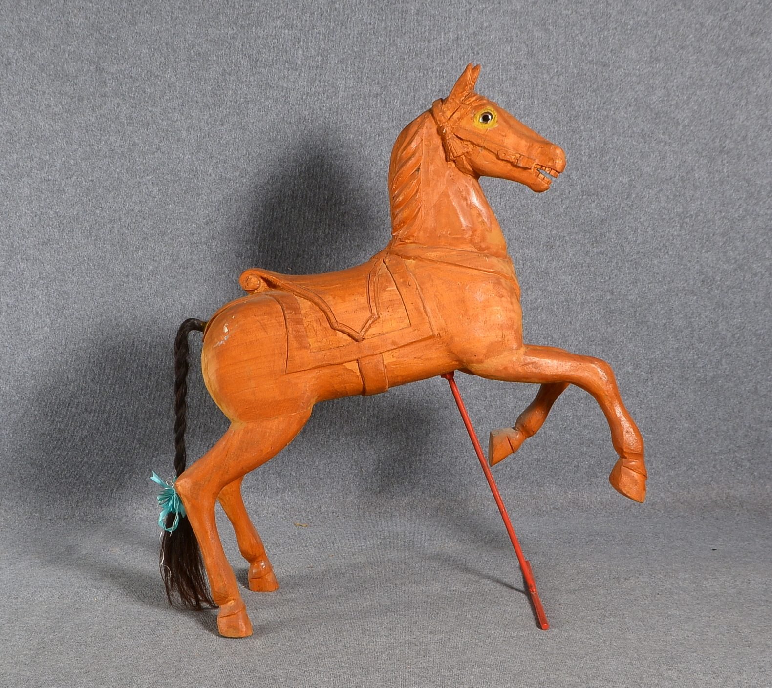 Holzfigur, 'Karussellpferd', Holz abgebeizt, auf Metallstand; Höhe 123 cm, Länge 105 cm