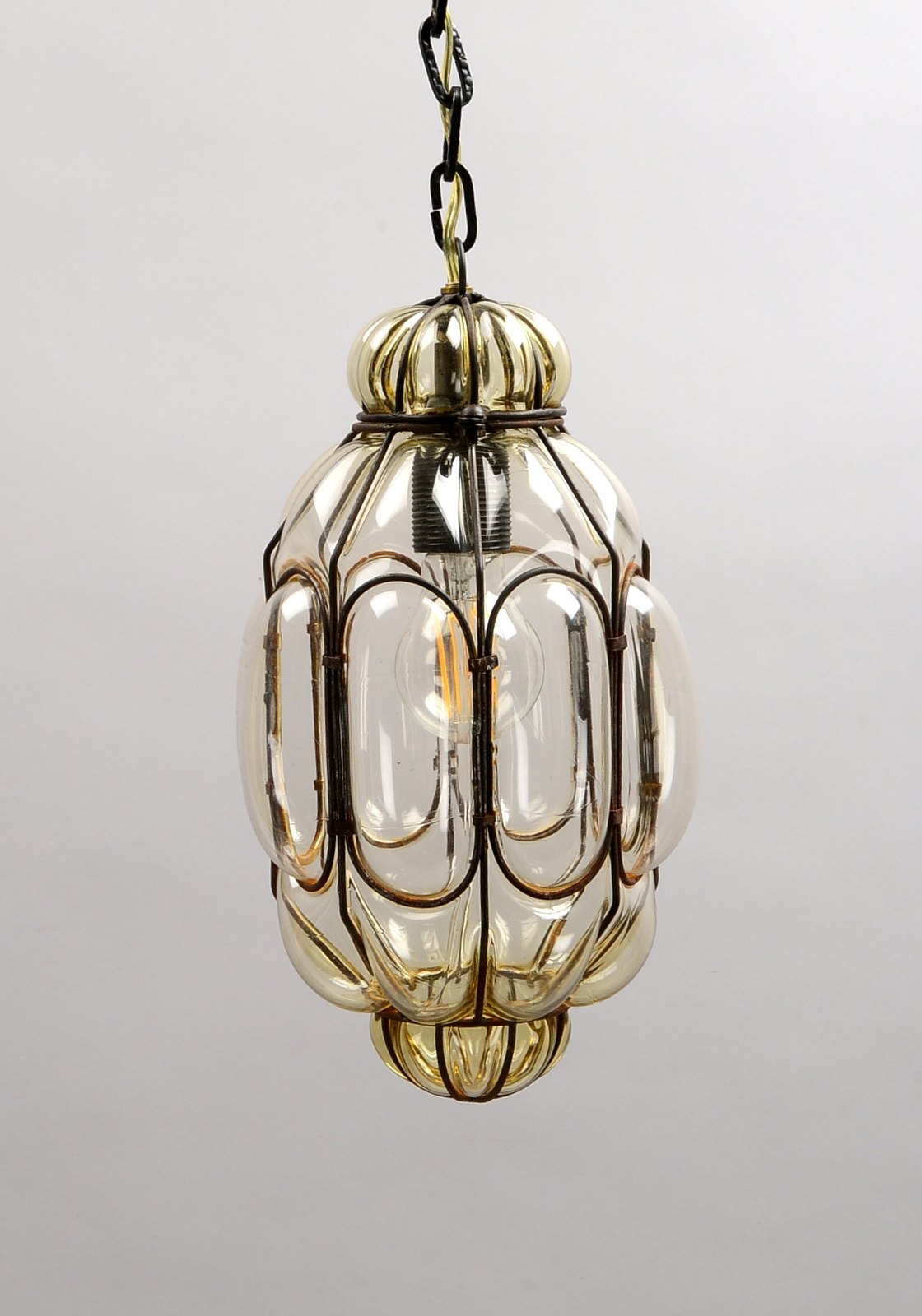 Flurlampe (wohl Frankreich), mundgebl. Formglas in Eisengitter-Halterung - neu elektrif.