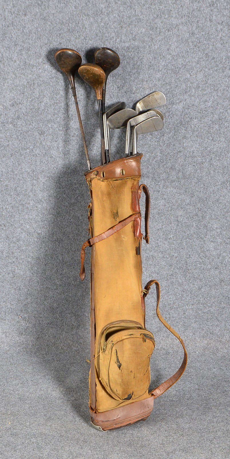 Konvolut antiker Golfschläger, 11 Stück: 8x Eisen, und 3x Putter - in original Golfbag