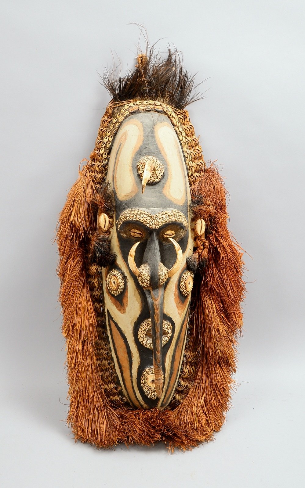 Ritualmaske/Tanzmaske (Afrika), Holz farbig gef., mit Bast, Kaurimuscheln, Tier-Hauern
