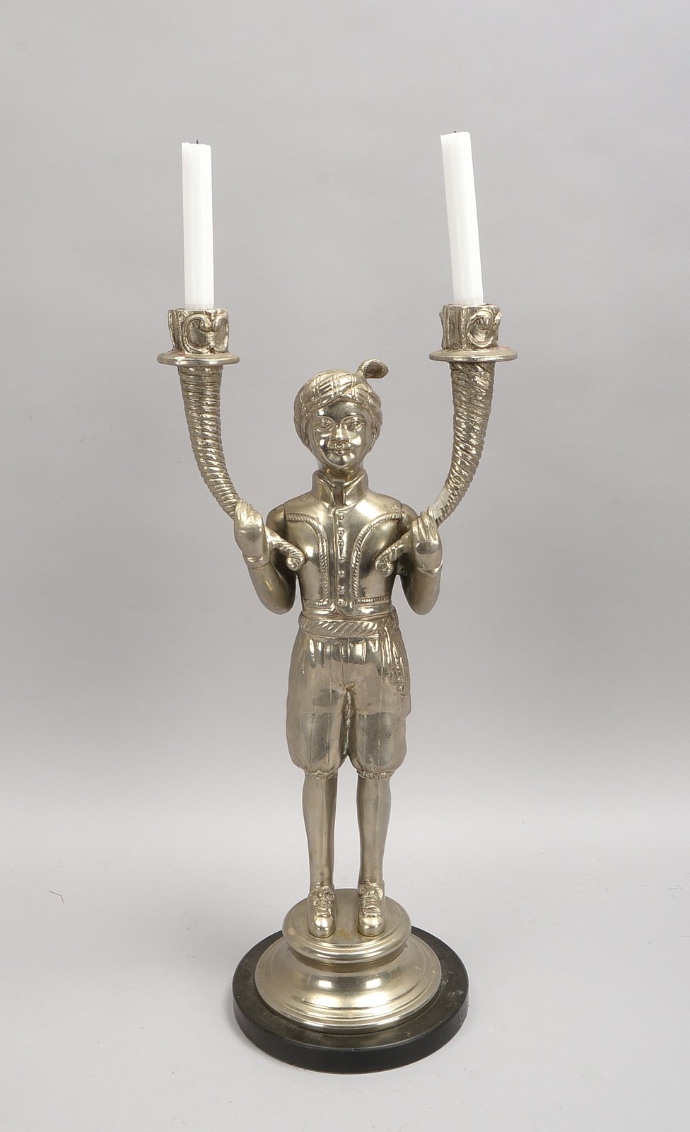 Figürl. Kerzenleuchter, Weißmetall, 'Kolonialfigur...', auf Marmorsockel; Höhe 62 cm