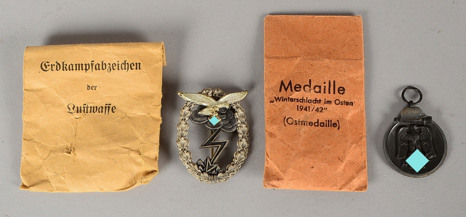 2 Militaria-Abz. ('III. Reich'): 'Erdkampfzeichen'/'Winterschlacht im Osten, 1941/42'