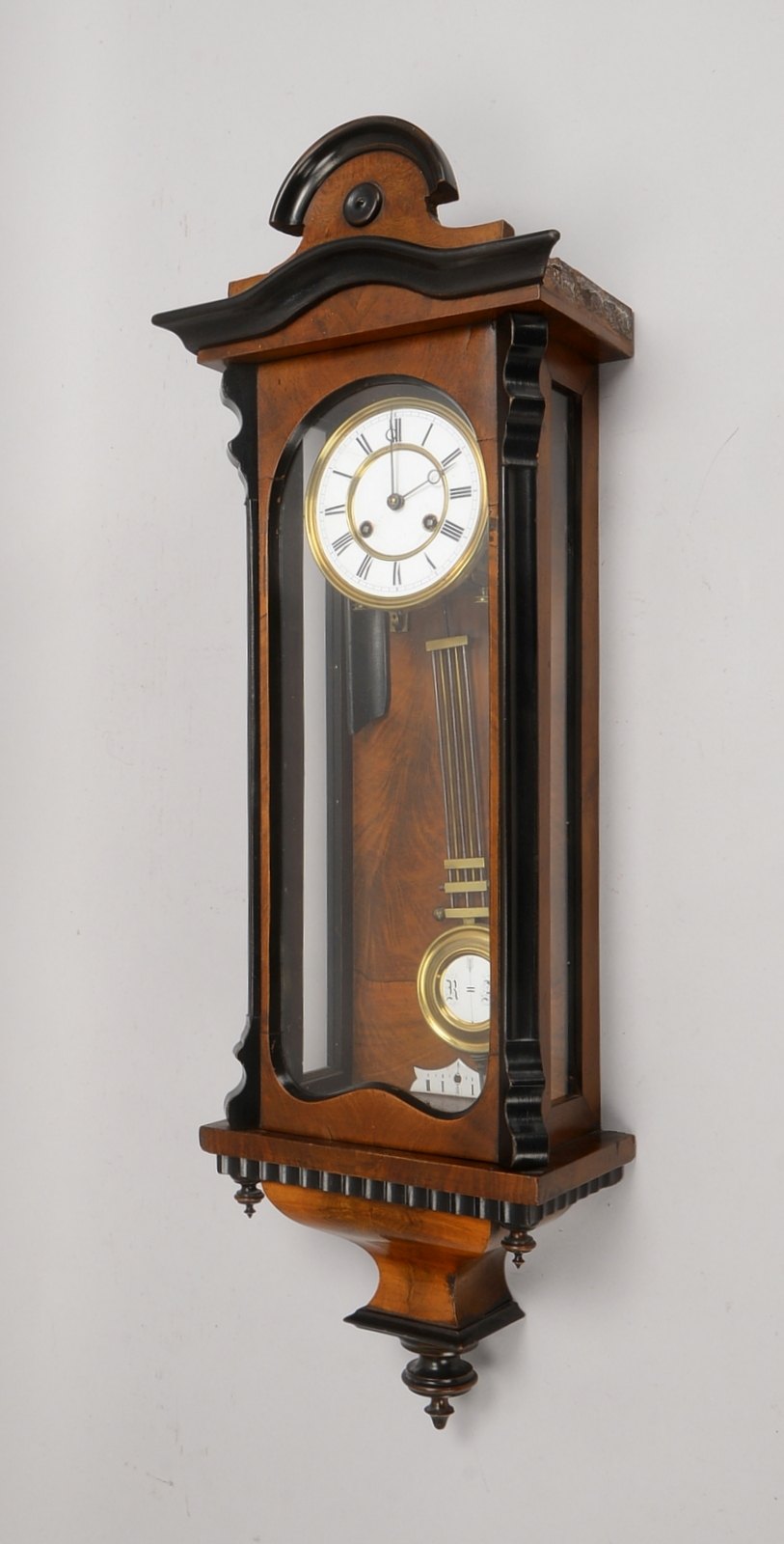 Kl. Wanduhr, Messing-Werk mit Halbstd.-Schlag auf Feder, vergl. Holzgeh., Emaille-Ziffernbl.