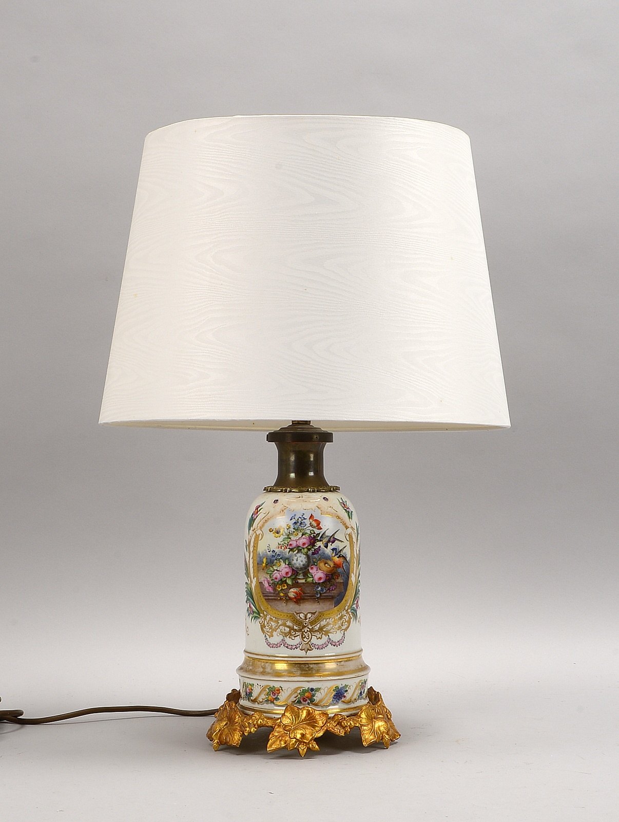 Porz.-Tischlampe, 1-fl., handbem./goldstaff., Seidenschirm, verg. Bronze-Sockel