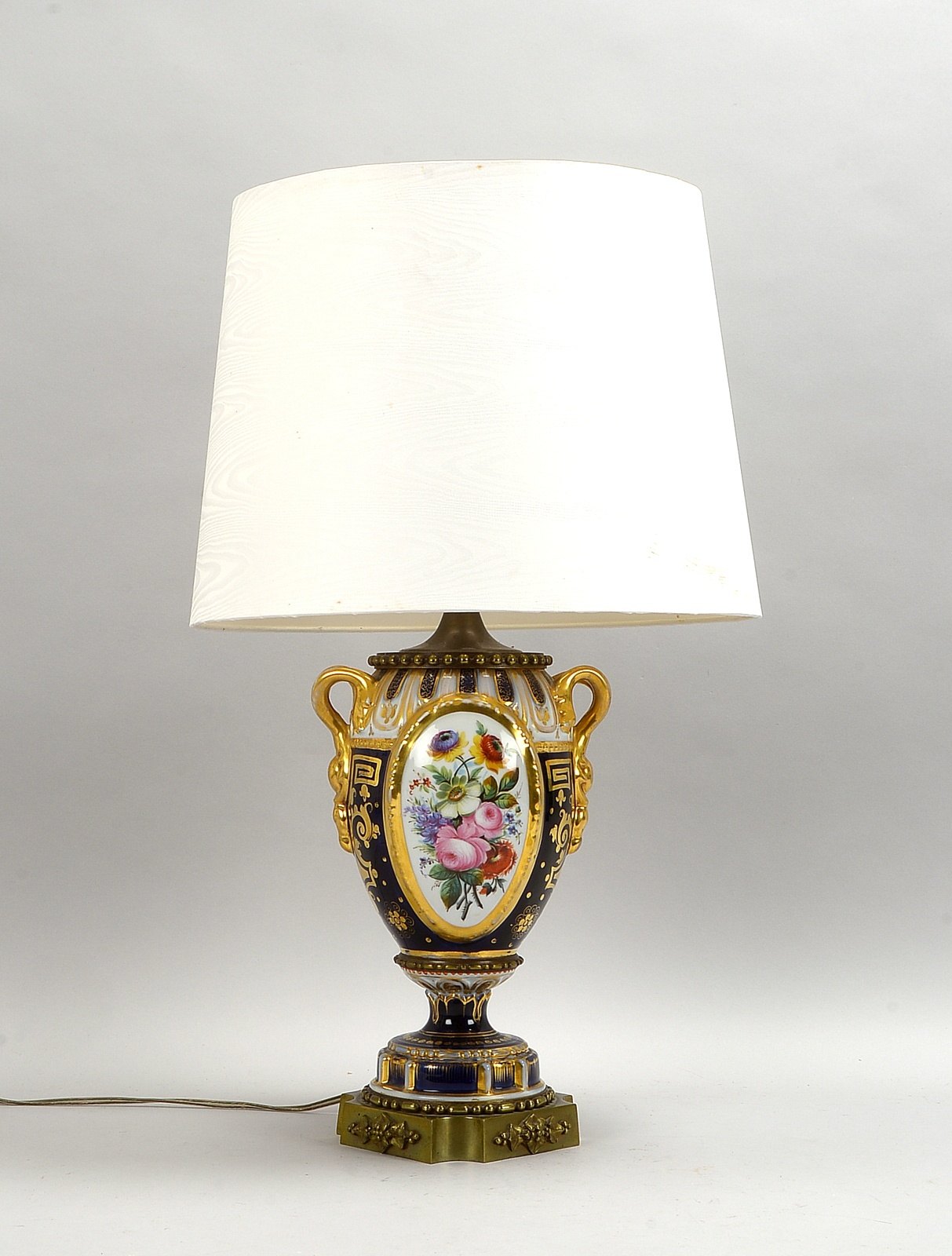 Porz.-Tischlampe, 1-fl., kobaltbl./goldstaff., handbem., Seidenschirm, Bronze-Sockel