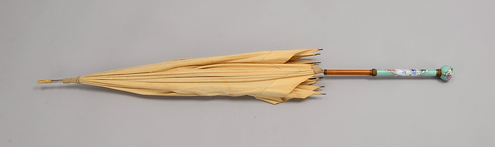 Alter Sonnenschirm, stoffbespannt, mit Porz.-Griff/mit floraler Bemalung; Länge 93 cm