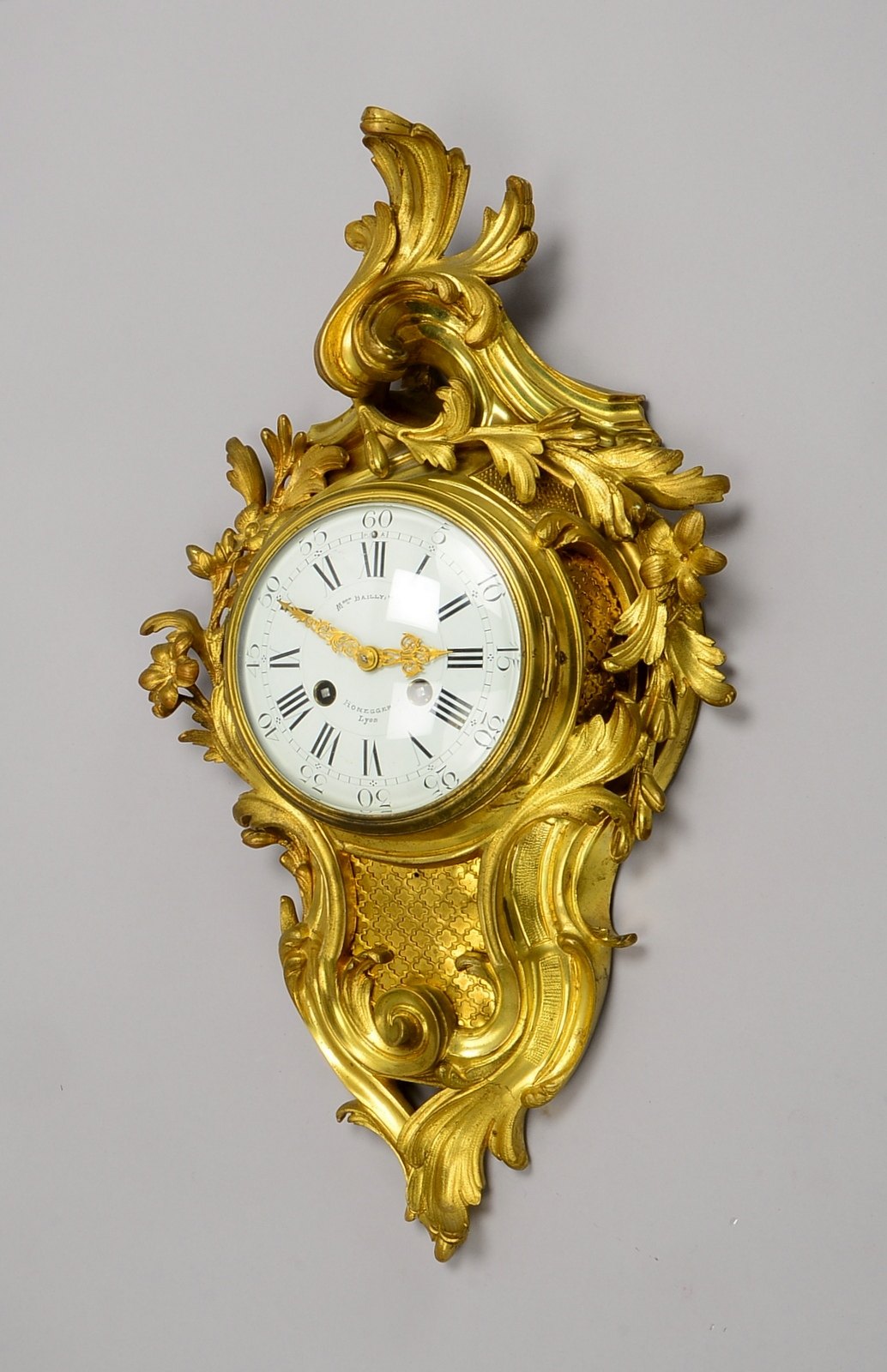 Wanduhr, Schlag auf Glocke, rocaill. Bronzegeh., Ziffernblatt mit arab./röm. Ziffern, bez.