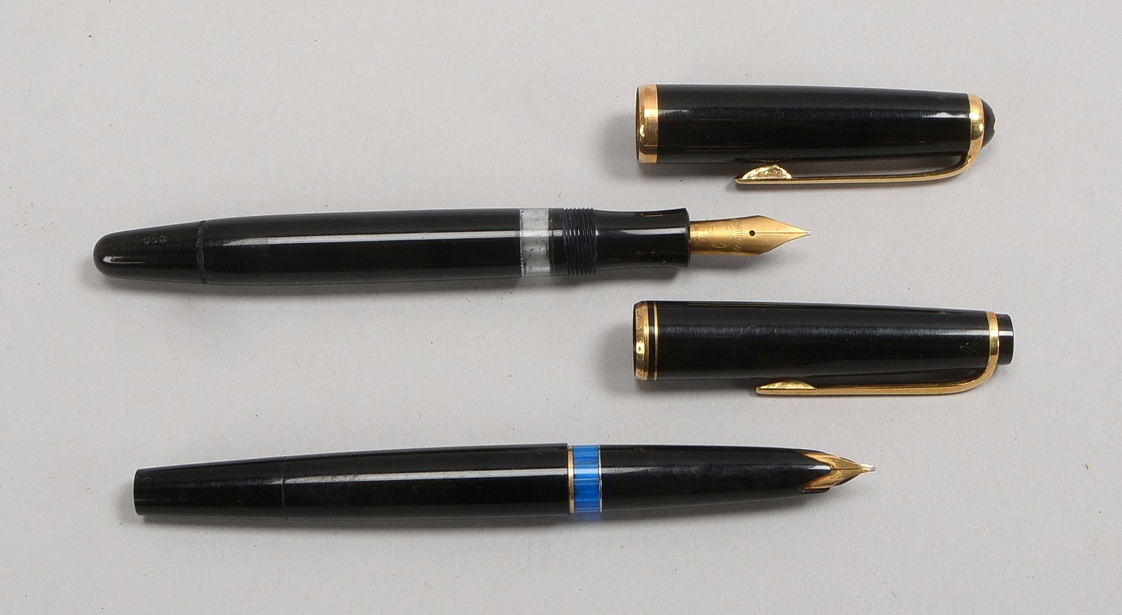 2 Montblanc-Füllfederhalter, 'MB 22' und 'MB 264', im Etui - mit Montblanc-Tintenfass