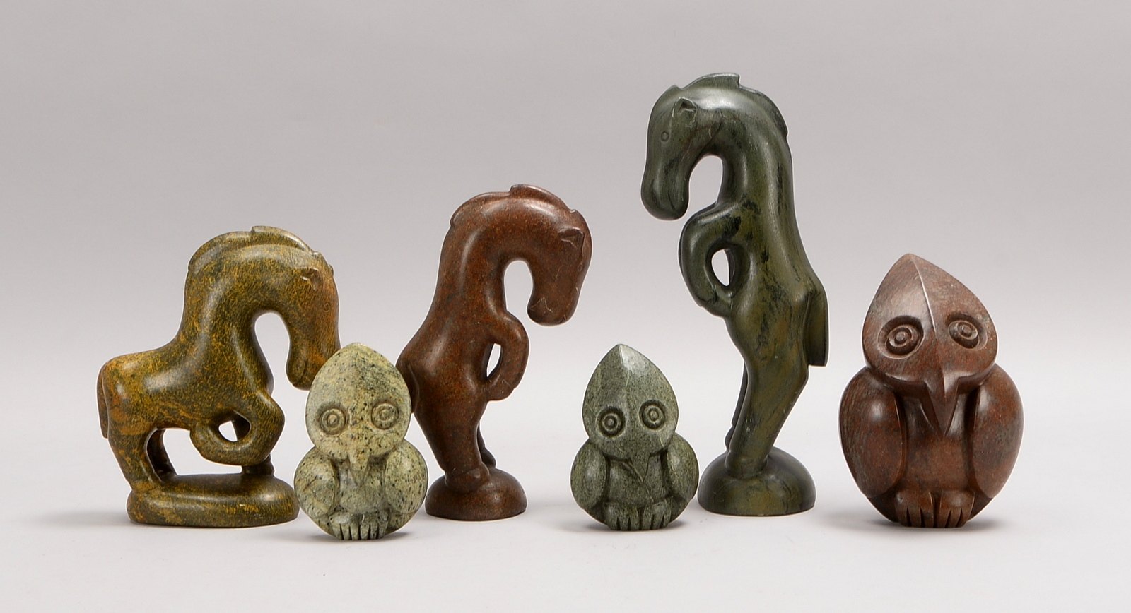 6 Shona-Skulpturen, versch. Tierfiguren: 3x 'Pferde', und 3x 'Eulen', jeweils sign.