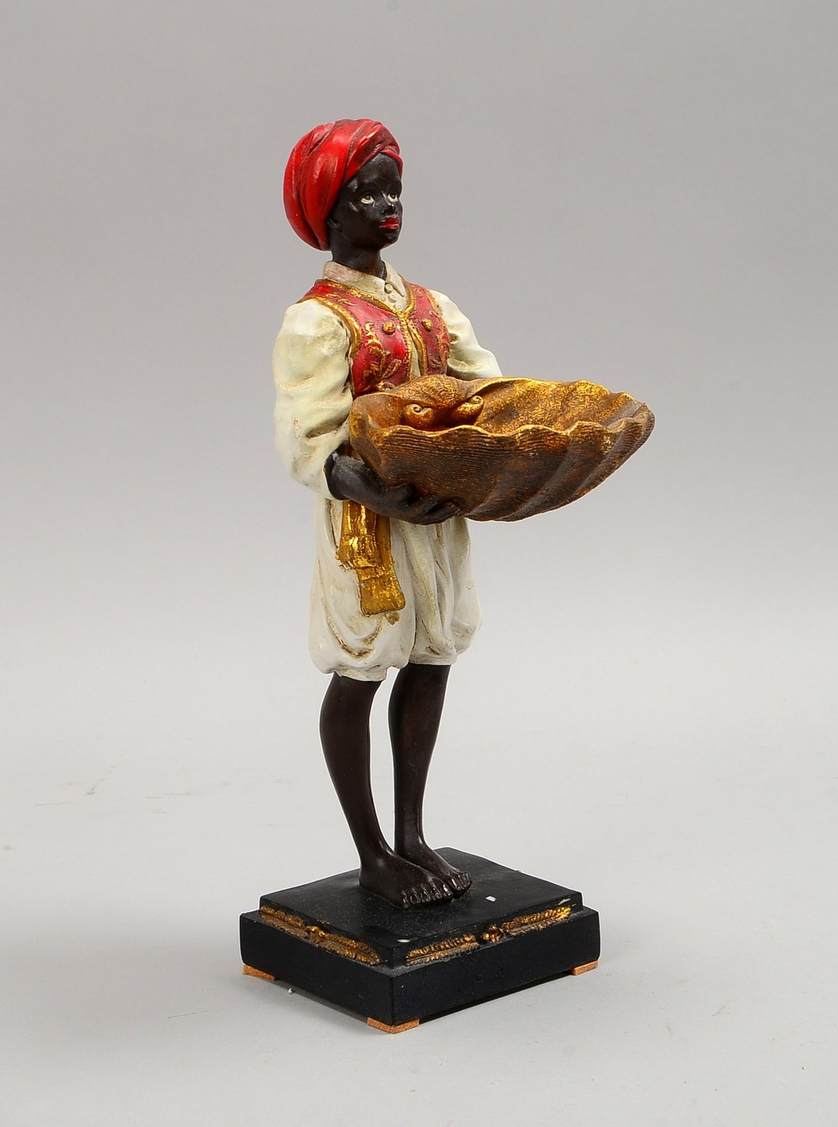 Figürl. Visitenkartenhalter, 'Kolonialfigur' mit Muschelschale; Höhe 27 cm