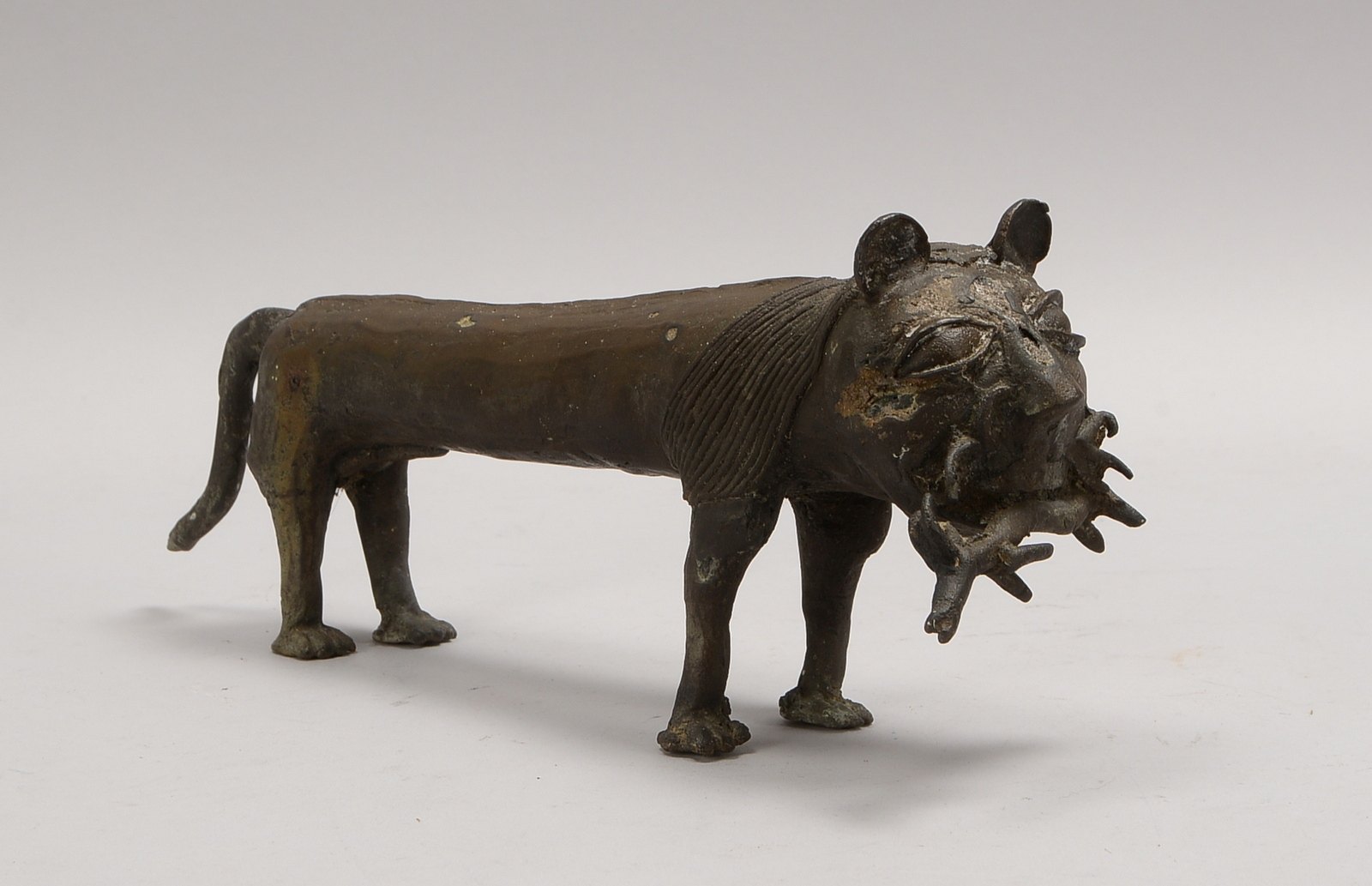Bronzeskulptur (Benin), 'Raubkatze mit Beute' - stilisierte Darstellung; Länge 36 cm