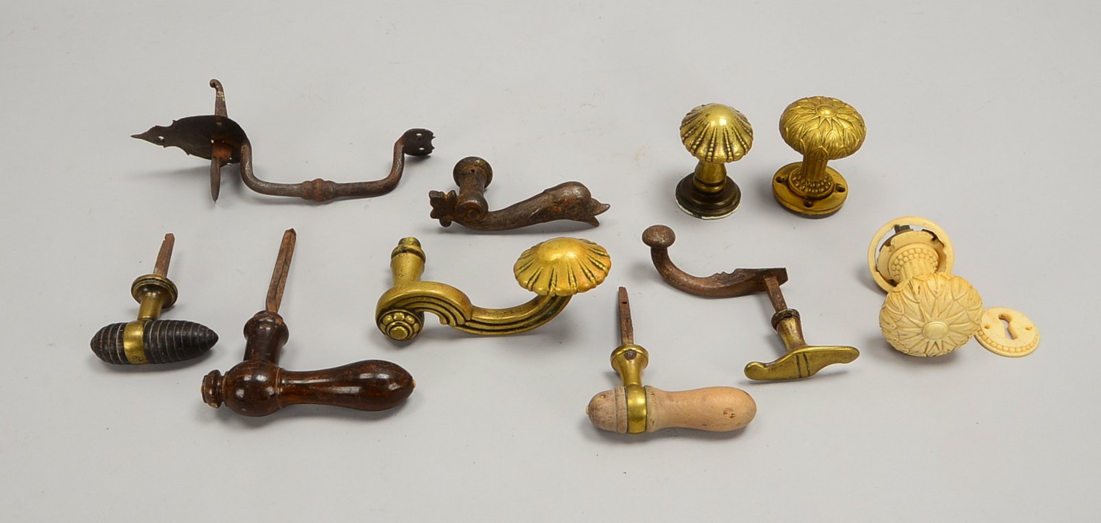 10 Türdrücker/Knäufe, versch. Ausf. und Materialien (Bronze, Eisen, Bein, Holz)