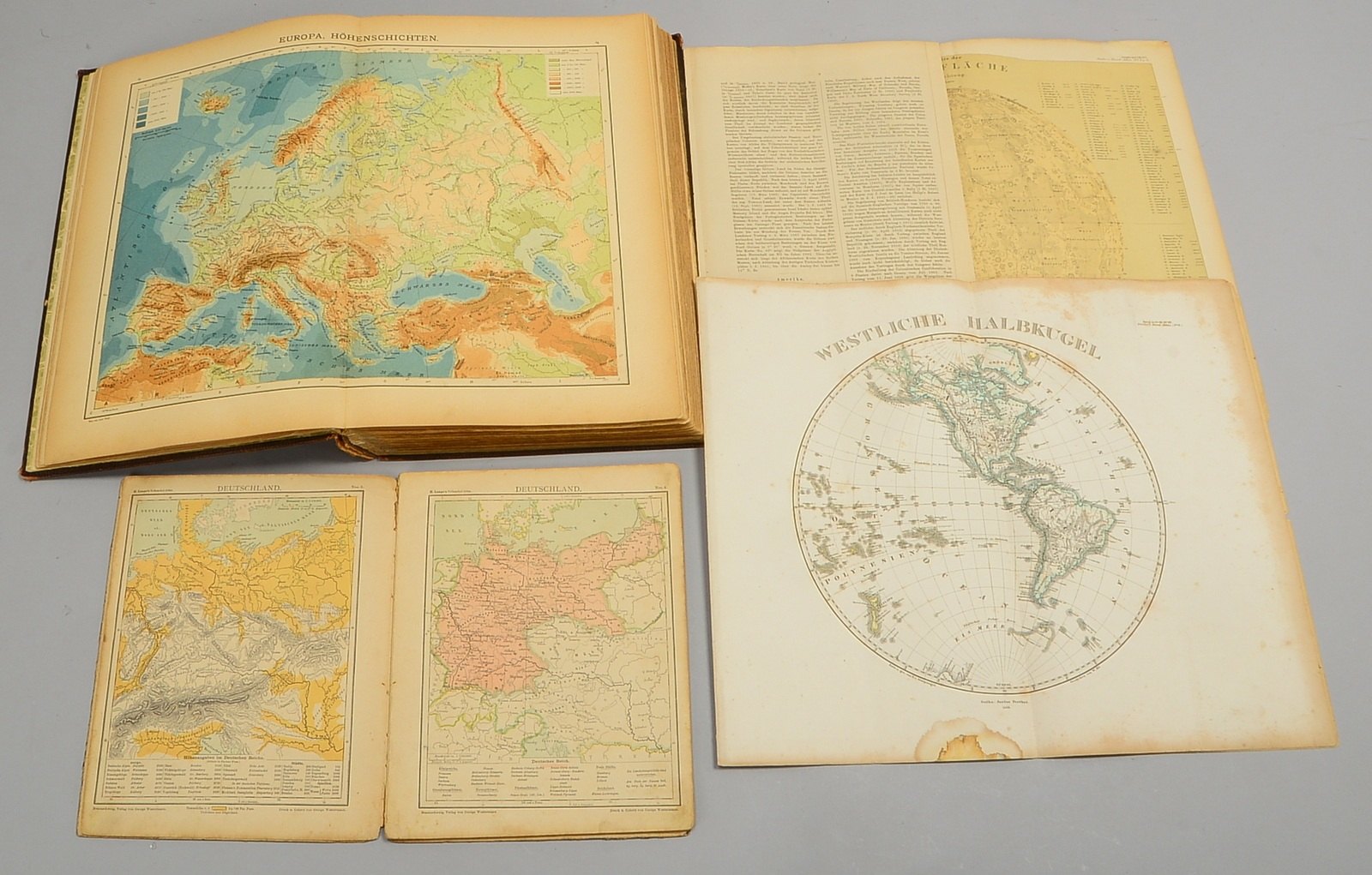 2 Atlanten: 1x 'Spamers gr. Hand-Atlas'/ca. 600 Karten; 1x 'Volksschul-Atlas'/32 Karten