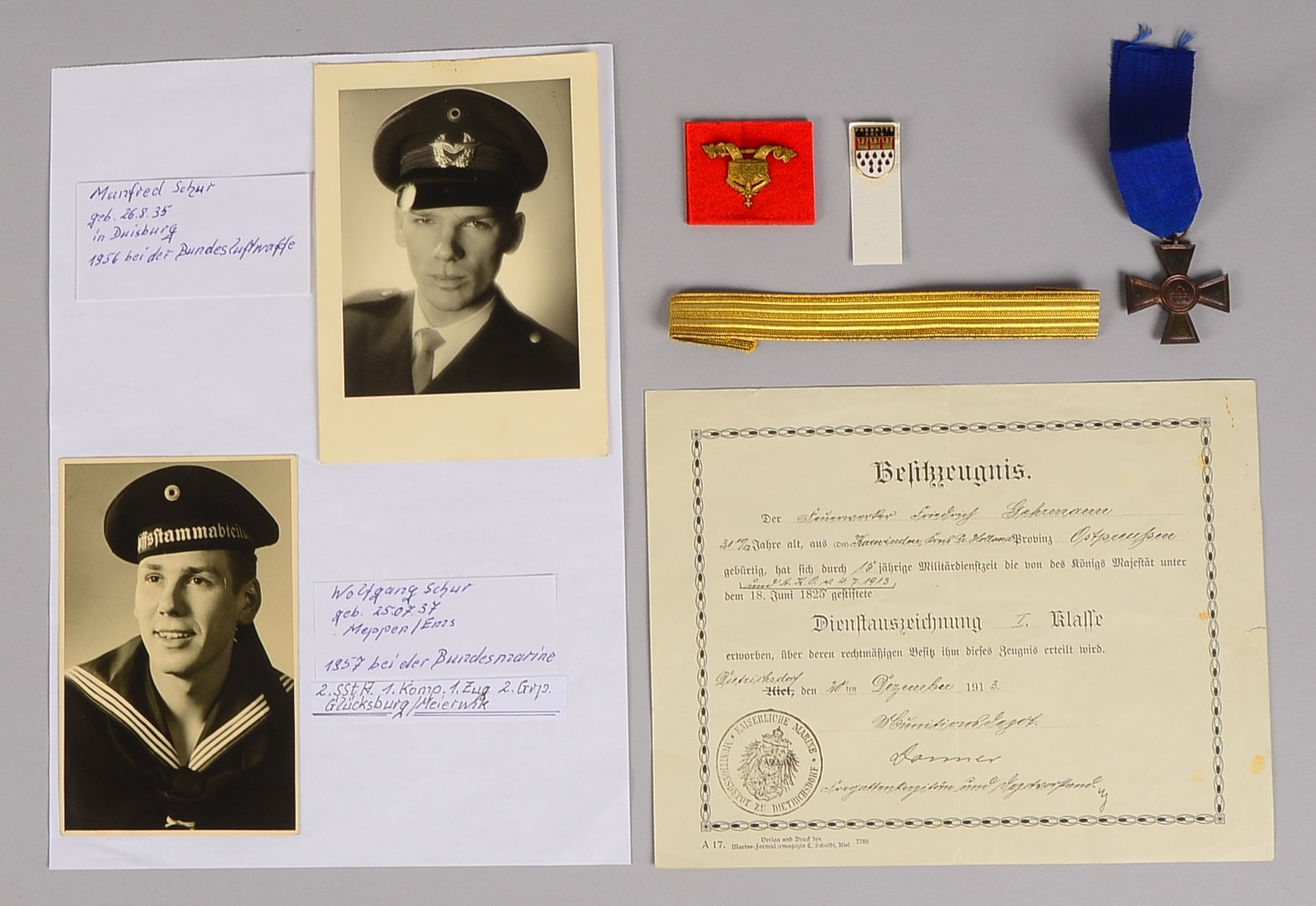 Verleihungskonvolut: 'Kreuz am Band' - 'Dienstausz. I. Klasse', 2x Träger-Fotos und Urkunde