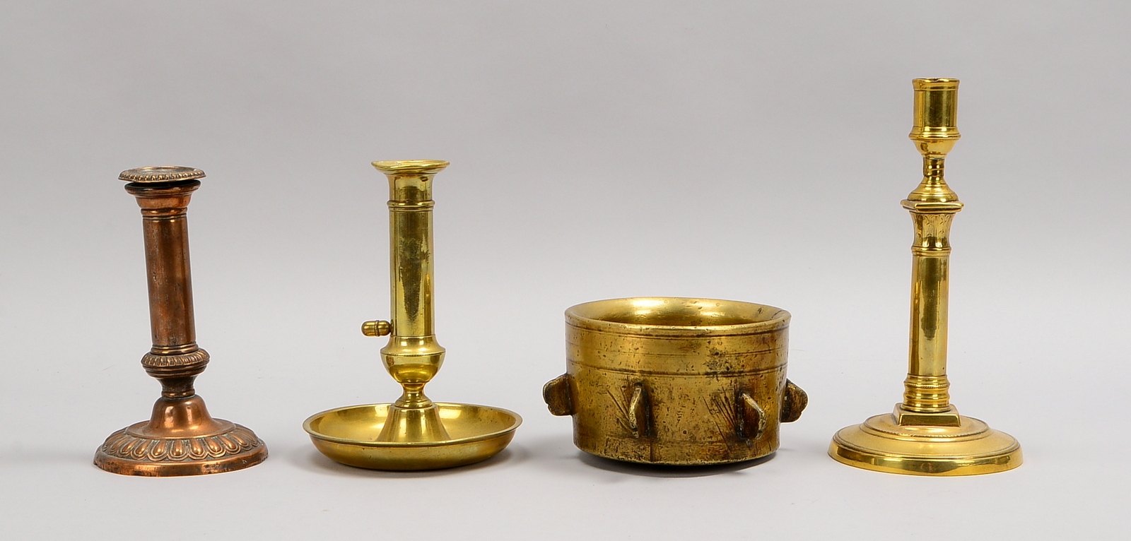 3 Tischkerzenleuchter, Messing/Kupfer, und Bronze-Mörser - o. Pistill; Höhe bis 23 cm