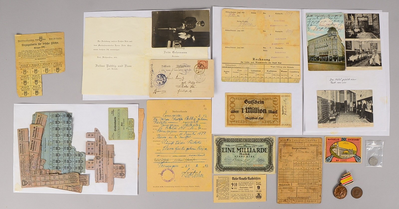 'Kolonialmedaille China', mit Trägerfoto/Urkunde; Postkarten, Notgeld und Bezugsscheine