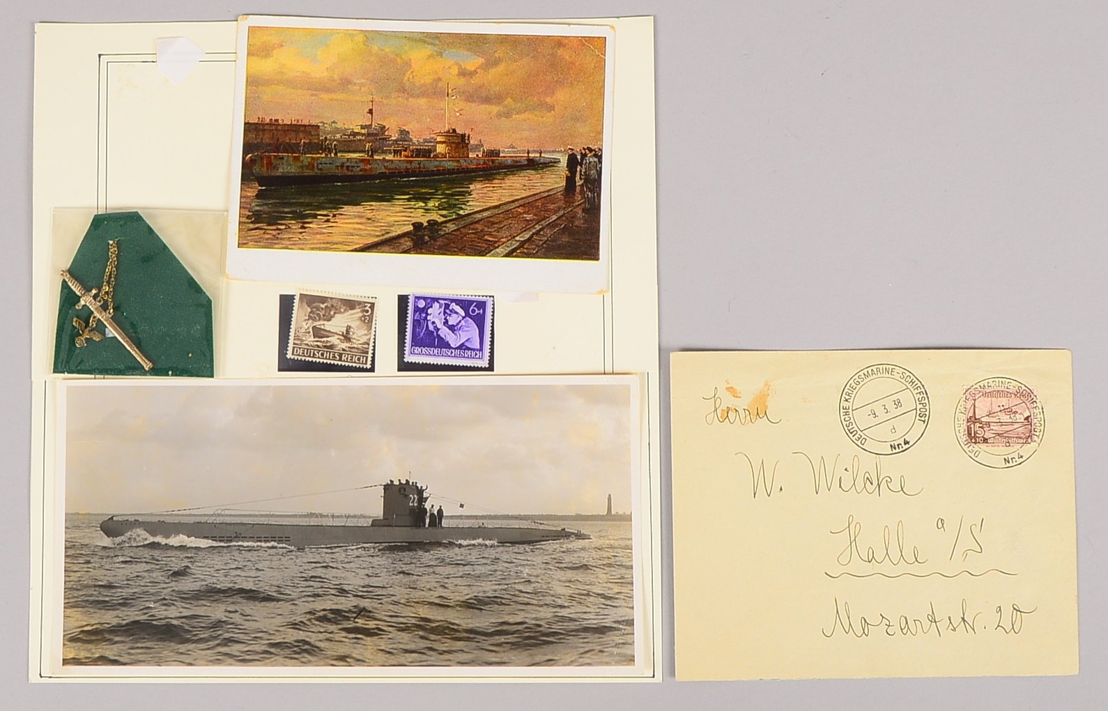 Marine-Sammlerkonvolut (II. WK): 1 Abzeichen, 2x Postkarten, und 2x Briefmarken