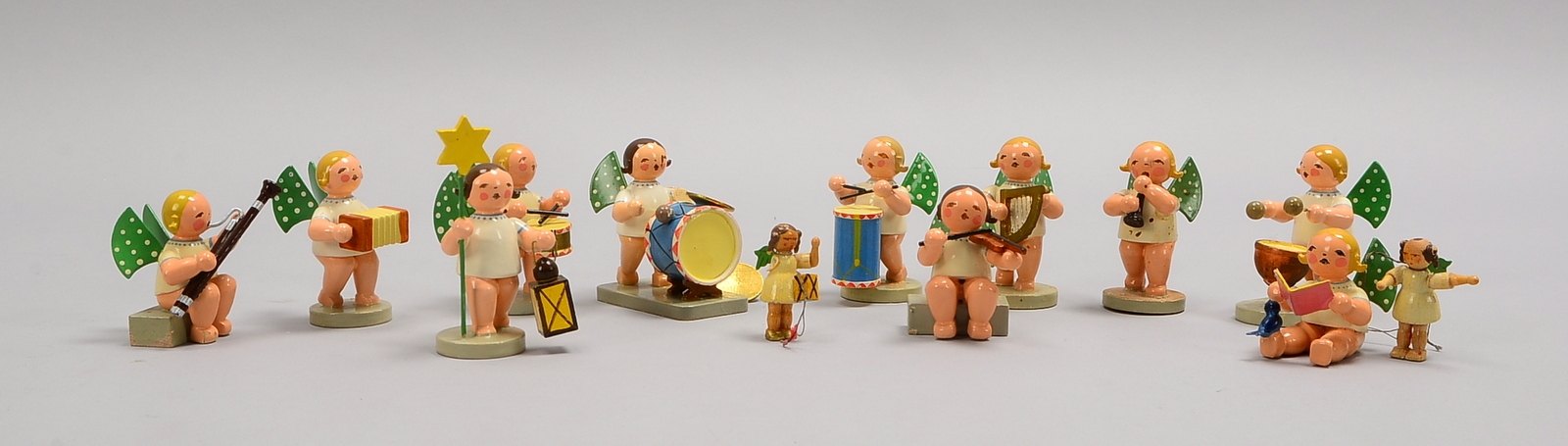Expertic, 11 Erzgebirge-Figuren, 'Engelskapelle'; dazu 2x kleine Anh.