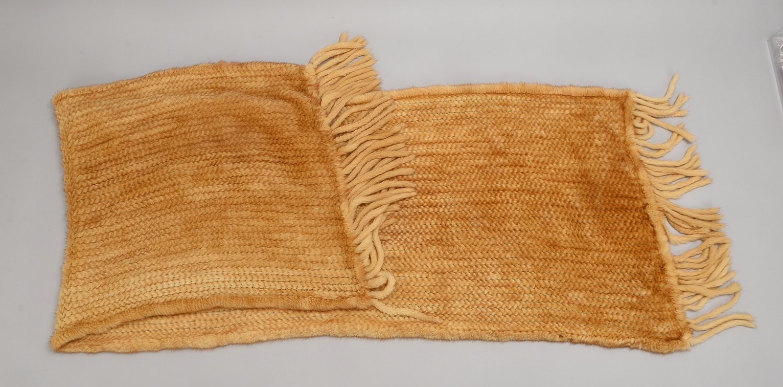 Sehr große Nerzstola/Schal (Jens Asendorf/Bremen), gewebter Nerz; Maße ca. 230 x 58 cm