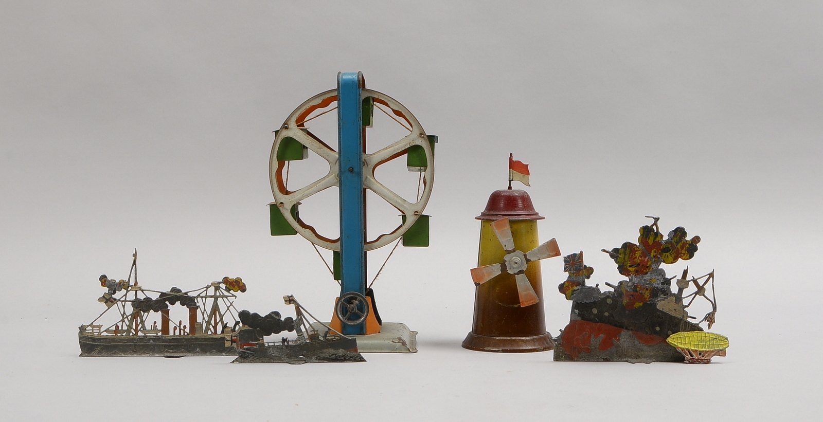 Antikes Spielzeug, 2x Blech: 'Riesenrad' und 'Mühle'; 3x Zinn-'Dampfschiffe' und kl. 'Zeppelin'