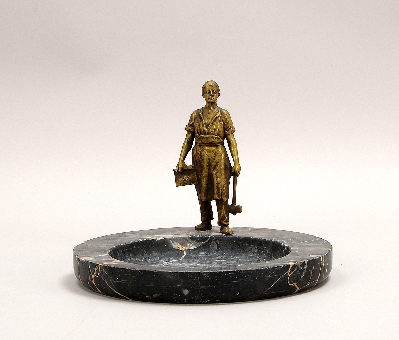 Visitenkartenschale, Marmor, runde Schale mit Kleinbronze, 'Schmied'; Ø 25 cm