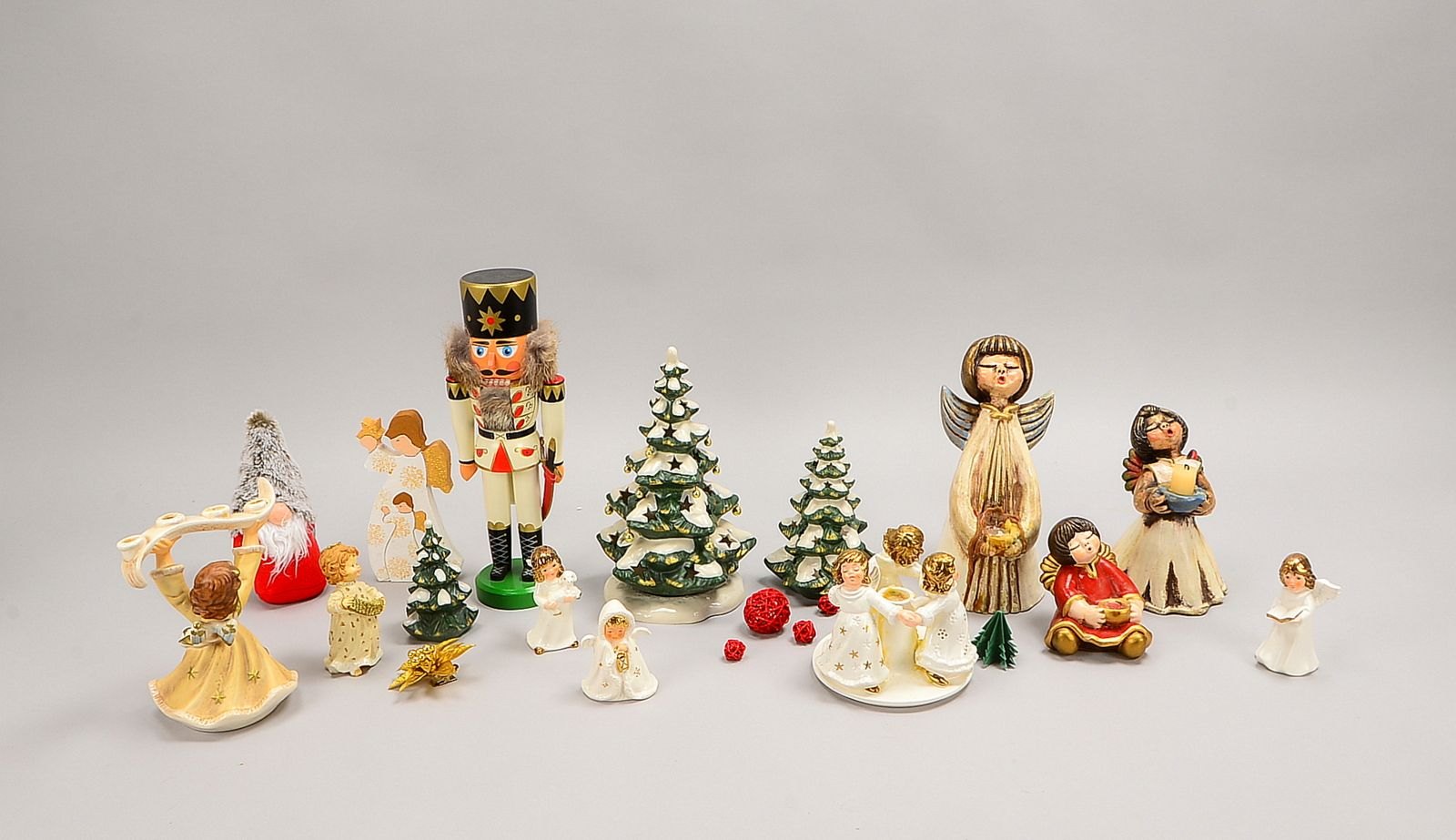 Weihnachtl. 'Engelsfiguren'/'Bozener Engel', 'Tannenbäume', 1 Erzgeb.-'Nussknacker'