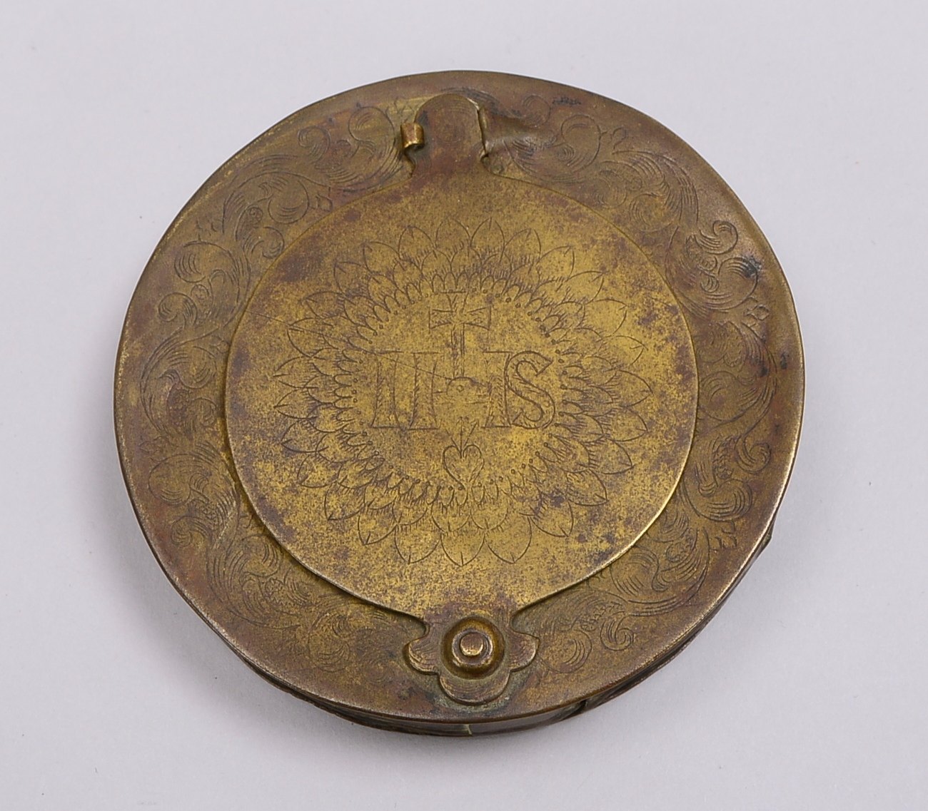 Kl. Laterne, Messinggehäuse mit Ziergravuren, zum Zylinder aufziehbar; Höhe max. 17/18 cm, Ø 10 cm