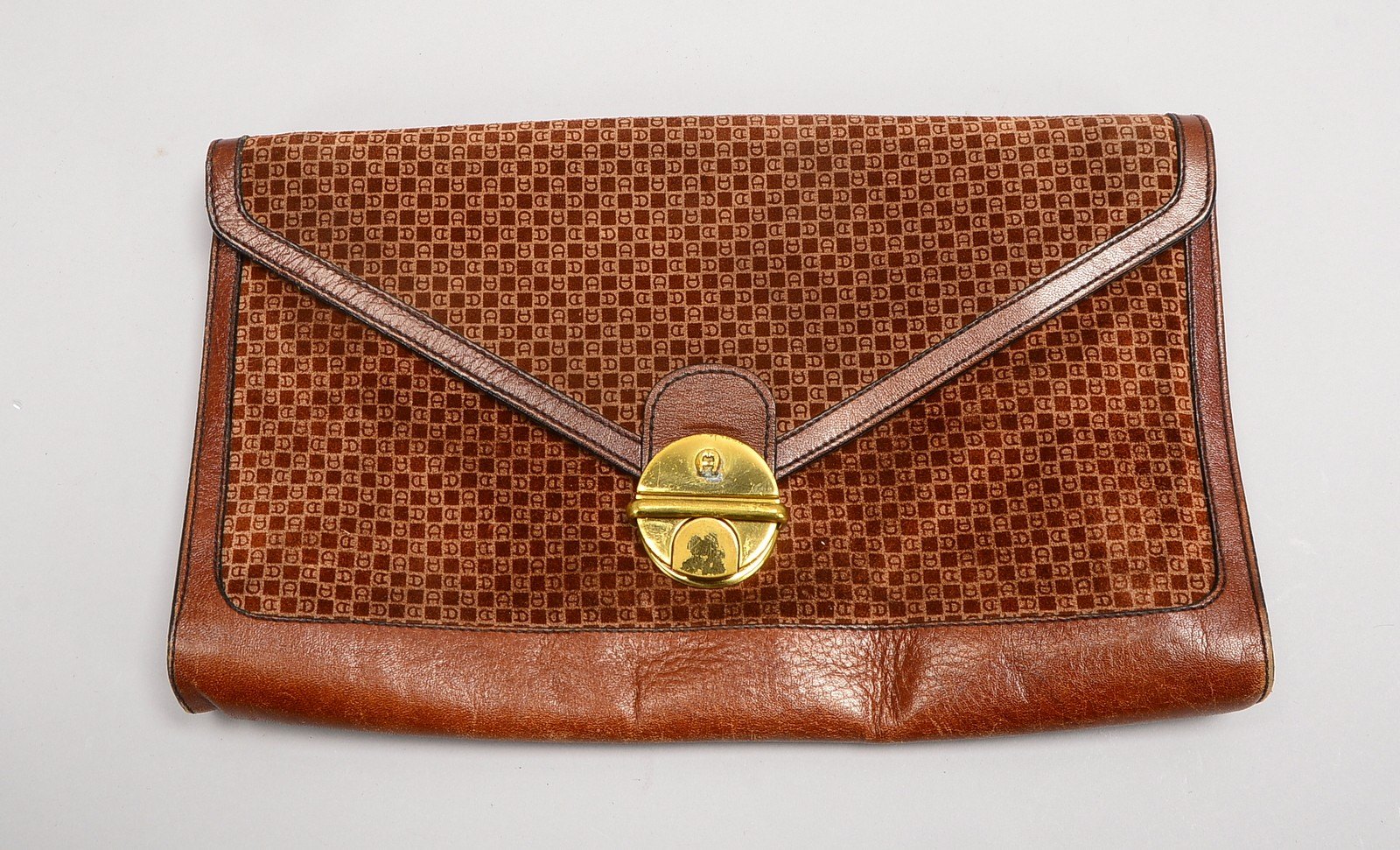 Aigner, Theatertasche, mittelbraunes Randleder, Samt-Kassetten; Maße 18,5 x 29 cm