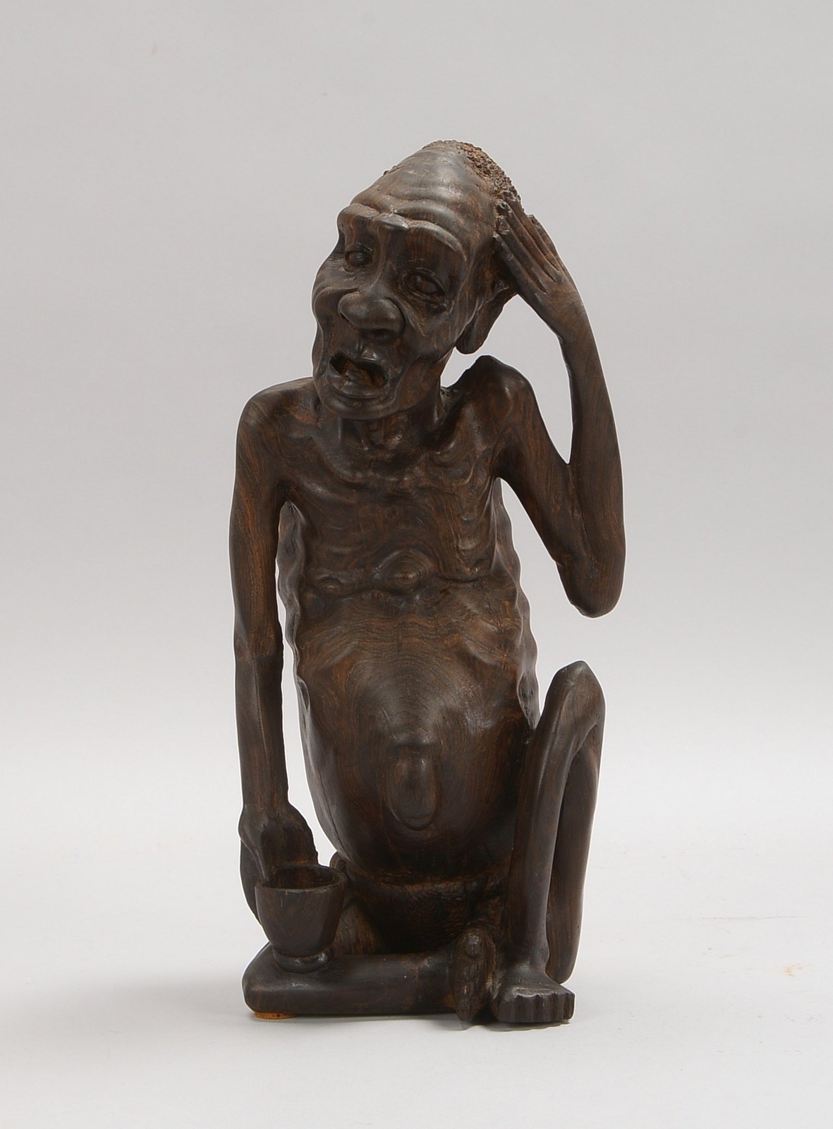 Holzskulptur, 'Bettler' - in sitzender Haltung, Hartholz mit feiner Maserung; Höhe 37,5 cm