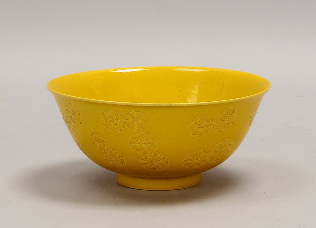 Porzellanschüssel, gelbe Glasur, mit floralem und ornamentalem Ritzdekor; Ø 15 cm