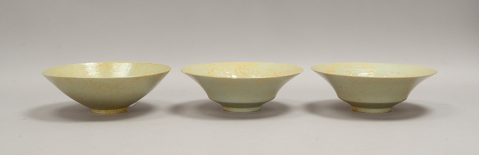 3 Schalen (China), Steinzeug glasiert, innen florales/wellenförmiges Ritzdekor; Ø 21,5 cm