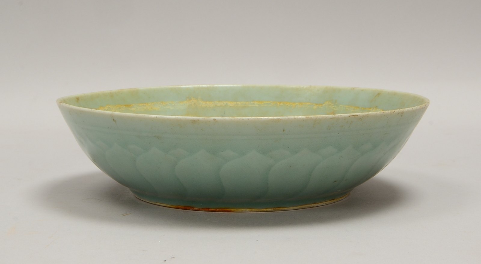 Porzellanschale, seladongrüne Glasur, Wandung mit Lotus-Reliefdekor; Ø 22 cm