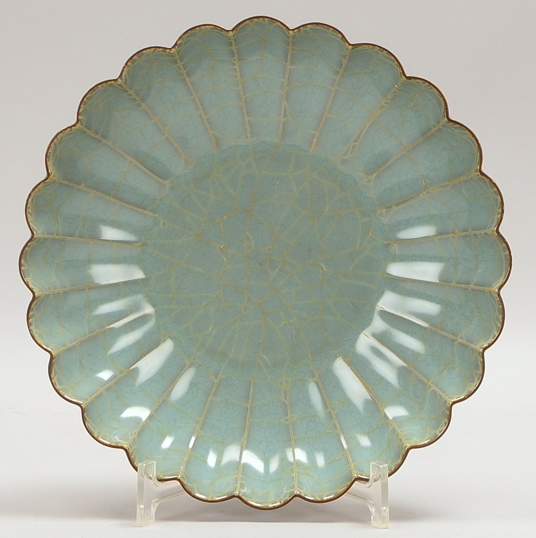 Porzellanschale, dunkel seladongrüne Glasur, mit Cracquelé, gefächerter Rand; Ø 24,5 cm