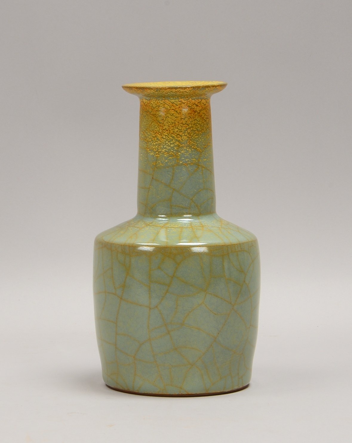Langhalsvase, Porzellan mit seladongrüner Glasur, mit Cracquelé; Höhe 22 cm